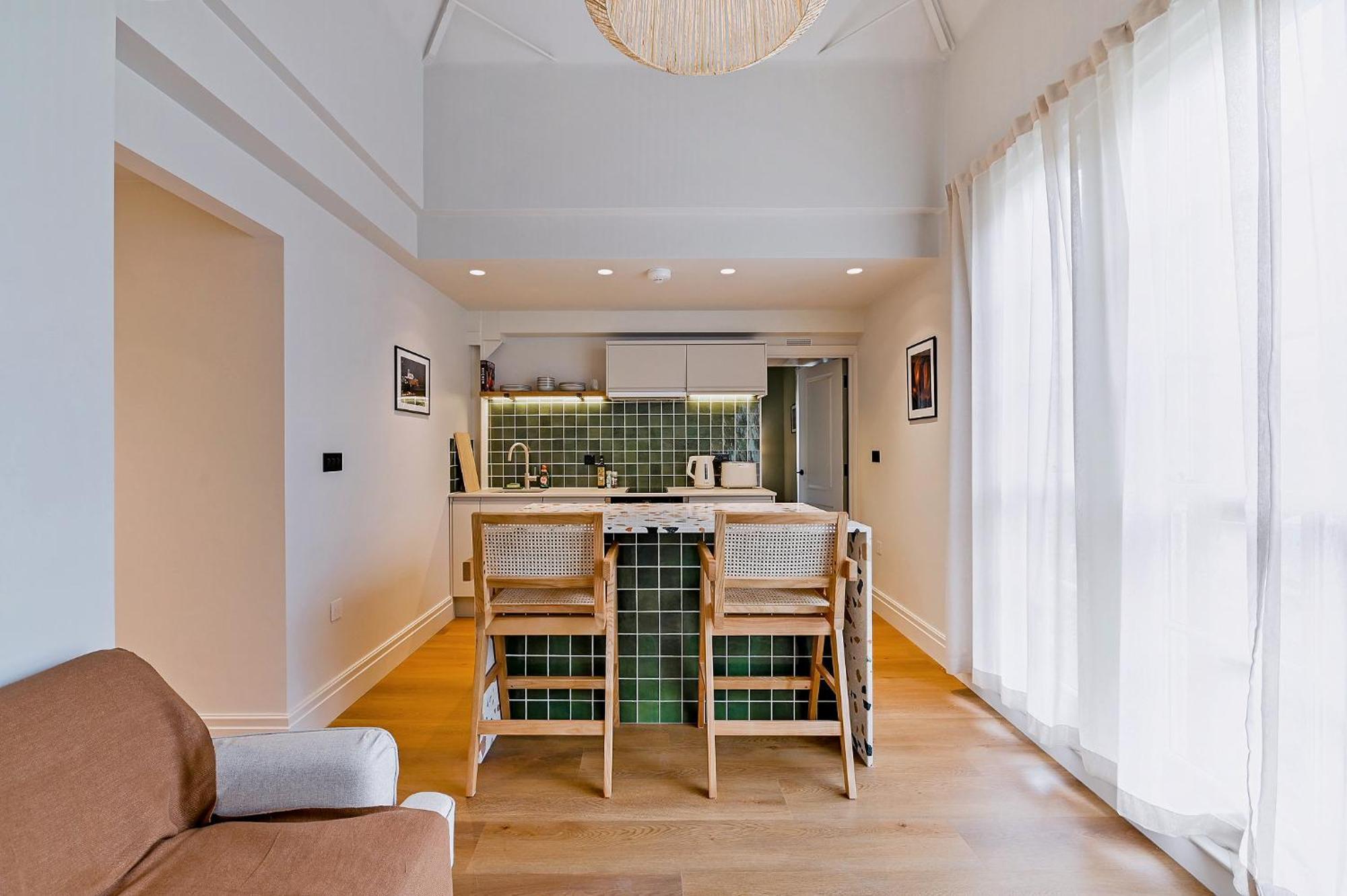 Leworth Apartments, Apartment