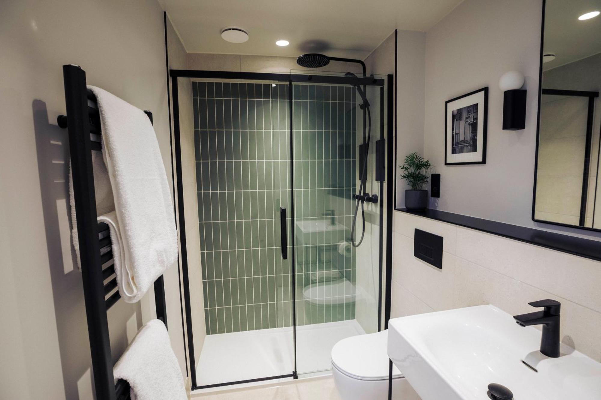 Leworth Apartments,