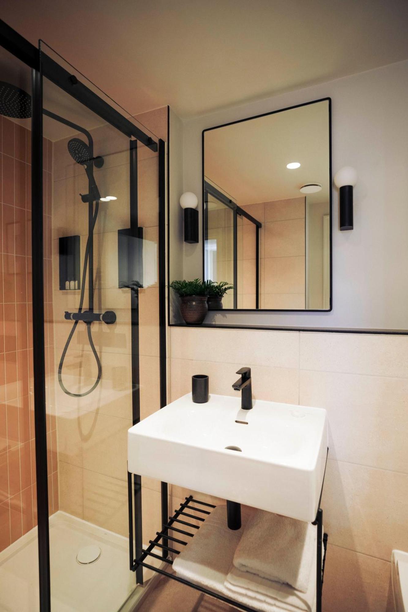 Leworth Apartments,