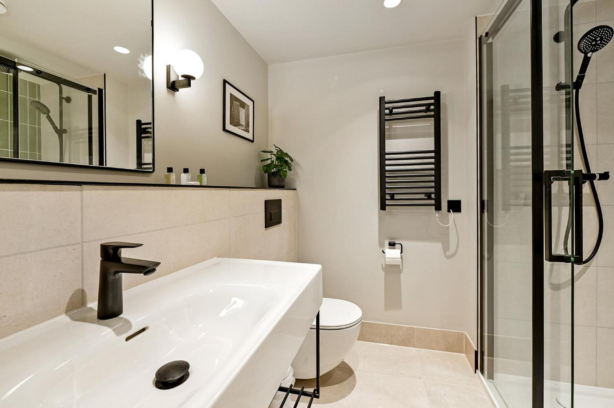 Leworth Apartments, Apartment