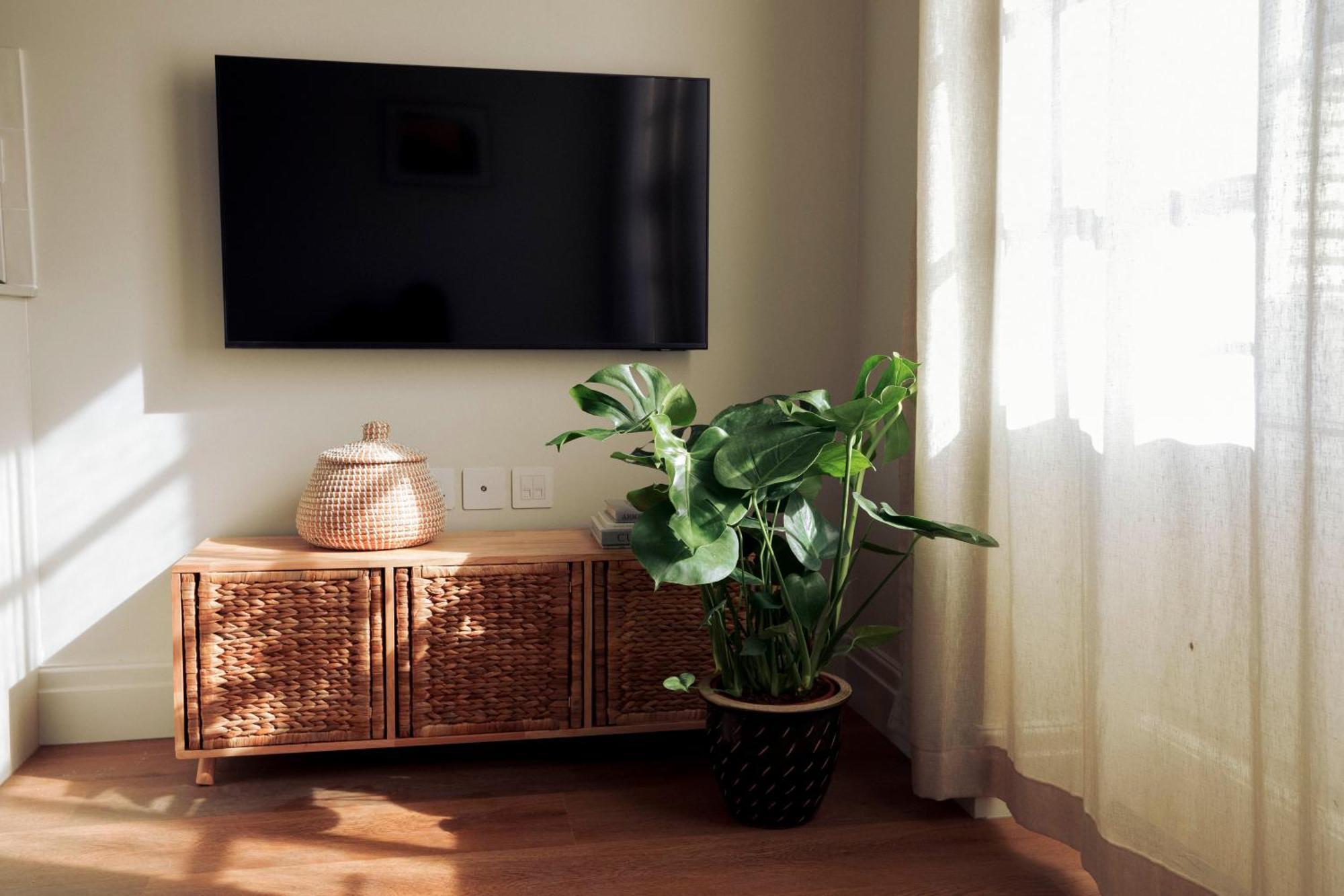 Leworth Apartments, *