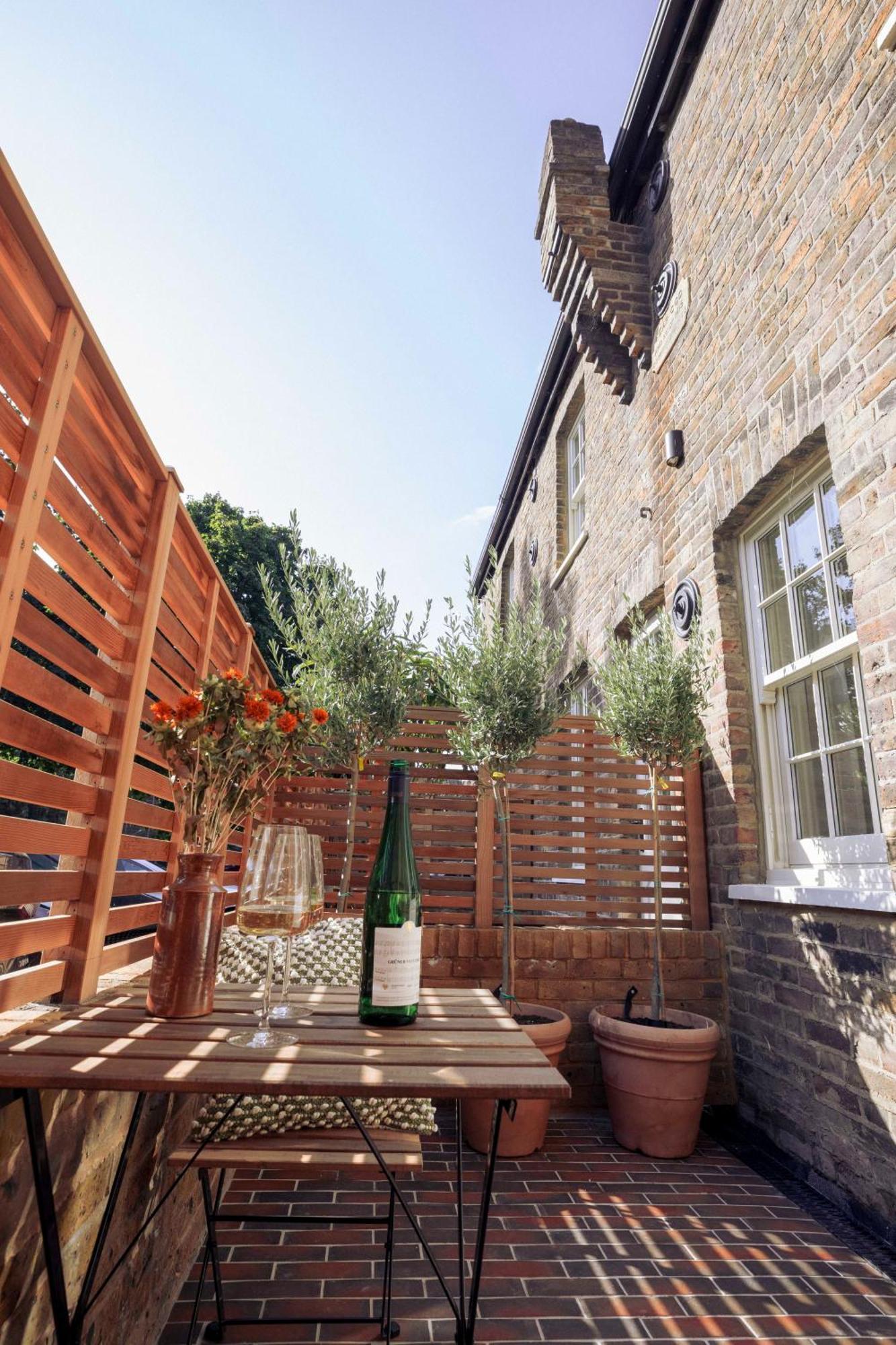Leworth Apartments, Windsor