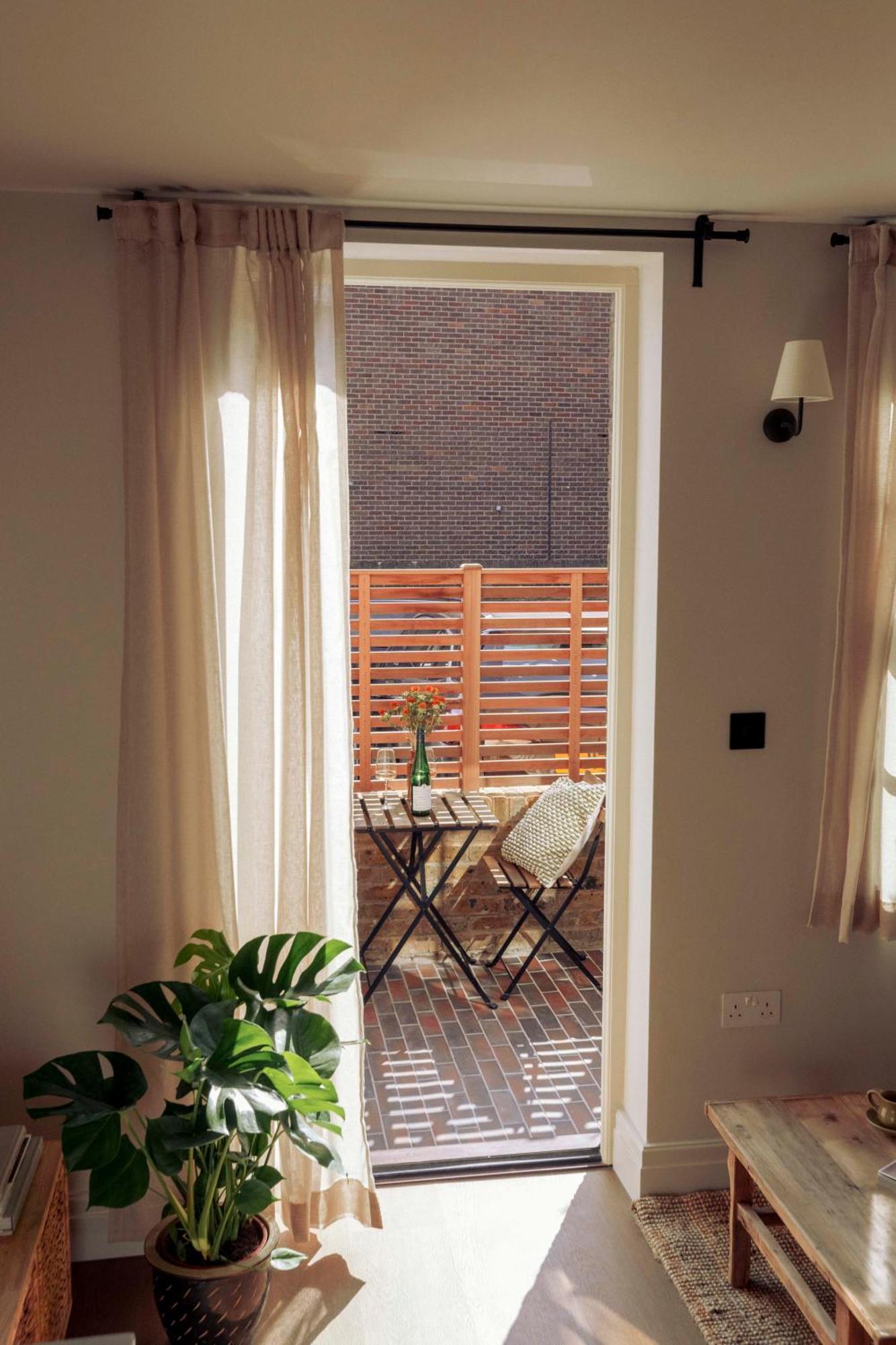 Leworth Apartments,