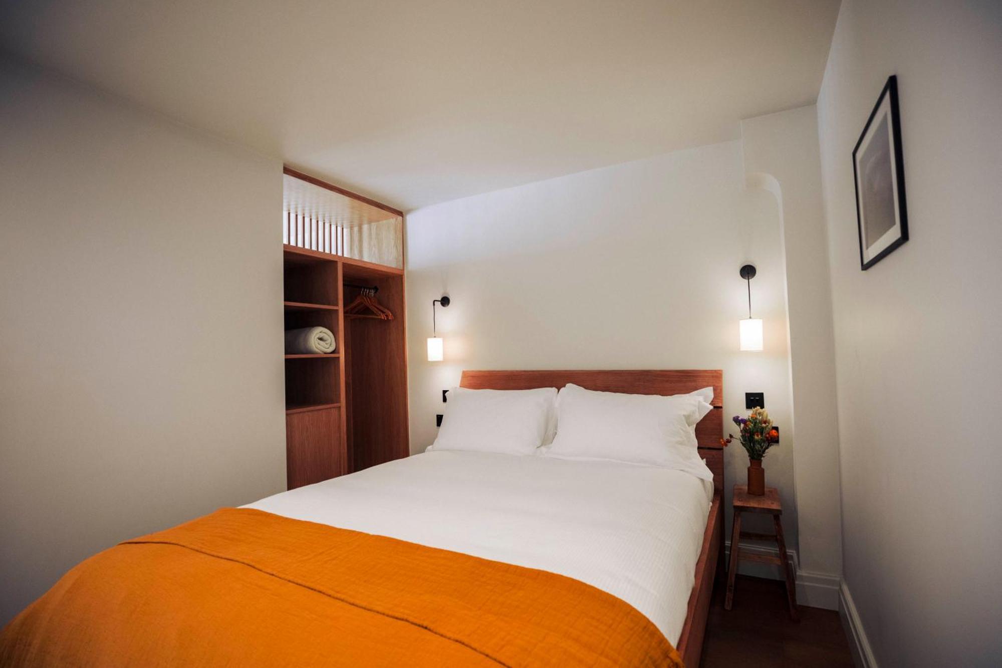 Leworth Apartments, Apartment