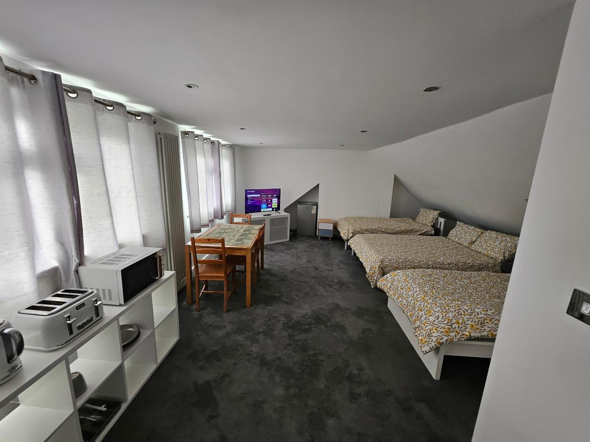 Self Contained Near Attractions! Apartment