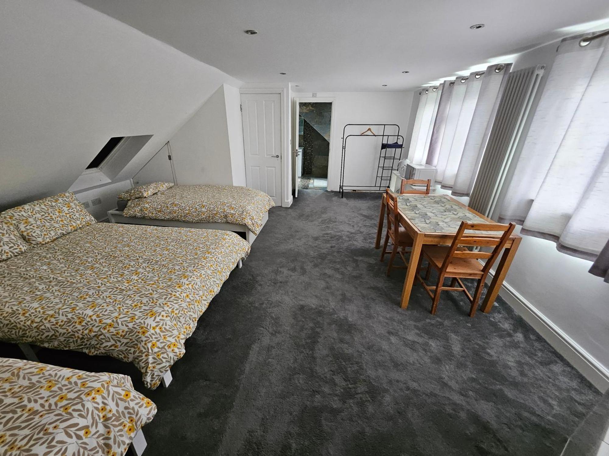Self Contained Near Attractions! Apartment