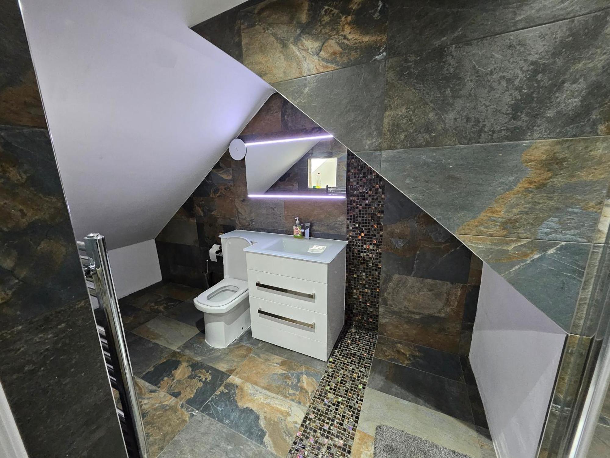 Self Contained Near Attractions! Apartment *