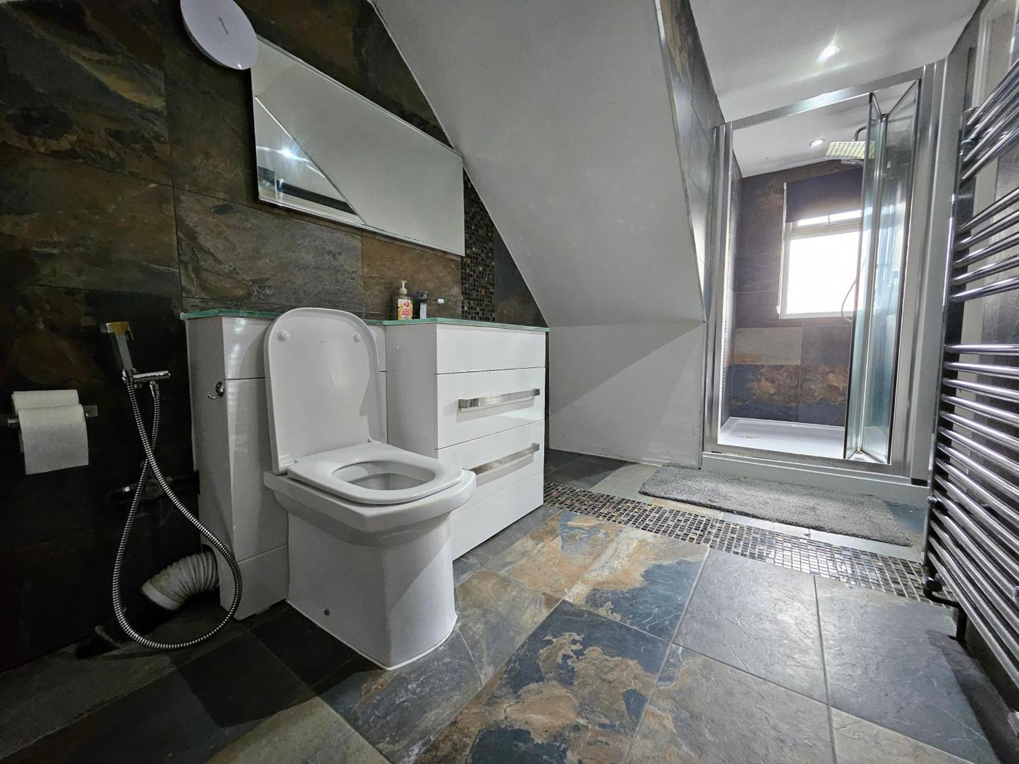 Self Contained Near Attractions! * Windsor