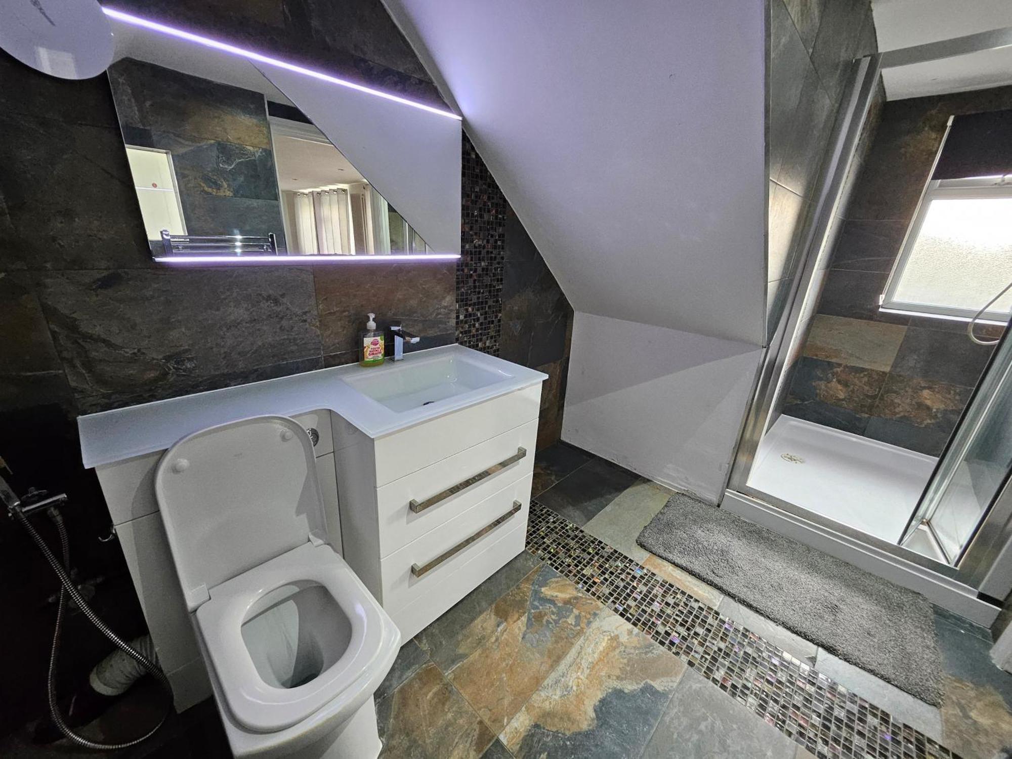 Self Contained Near Attractions! Apartment Windsor