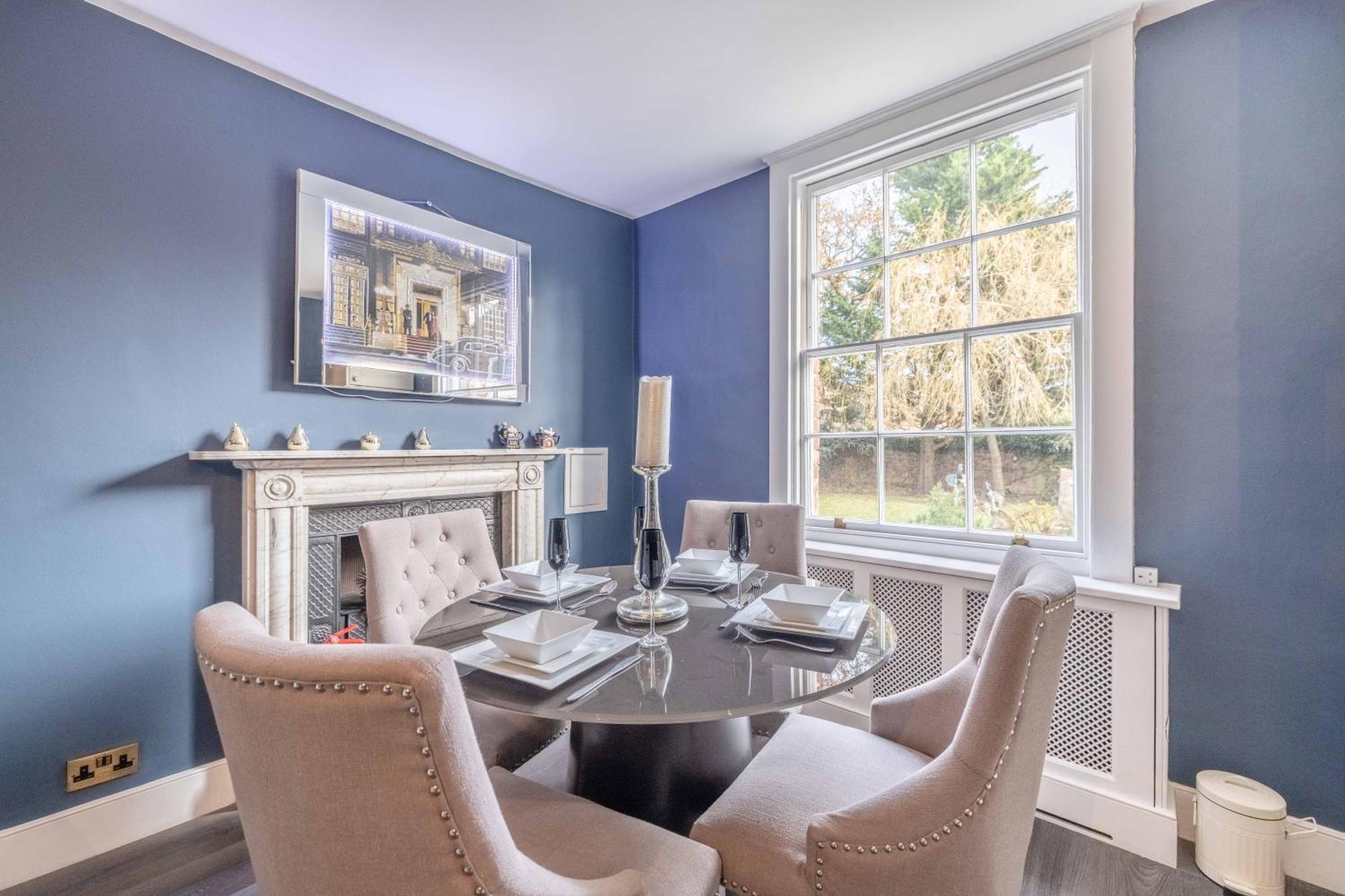 Vip Guard Views! 2 Bed Steps From Castle Windsor