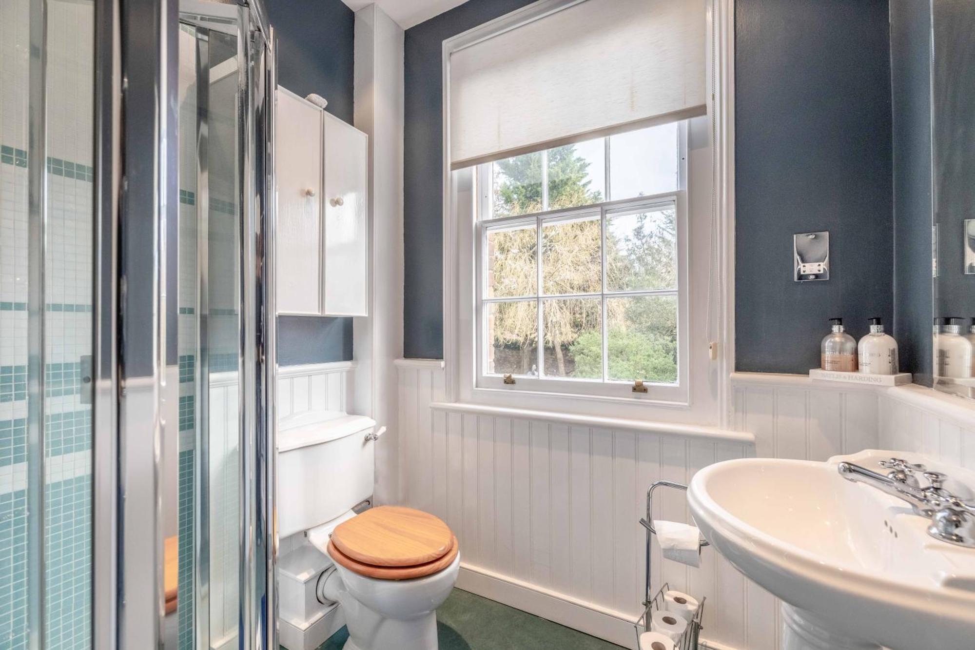 Vip Guard Views! 2 Bed Steps From Castle