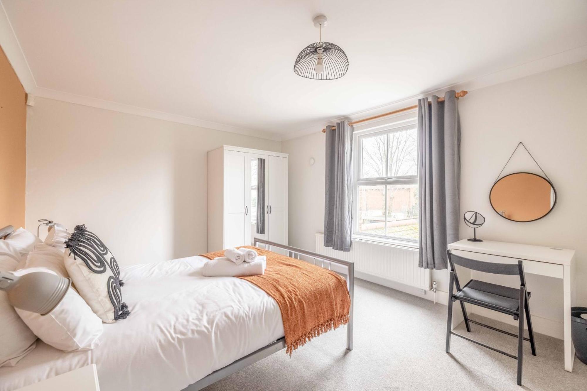 2br Character Minutes From Windsor, Private Garden Holiday home Windsor