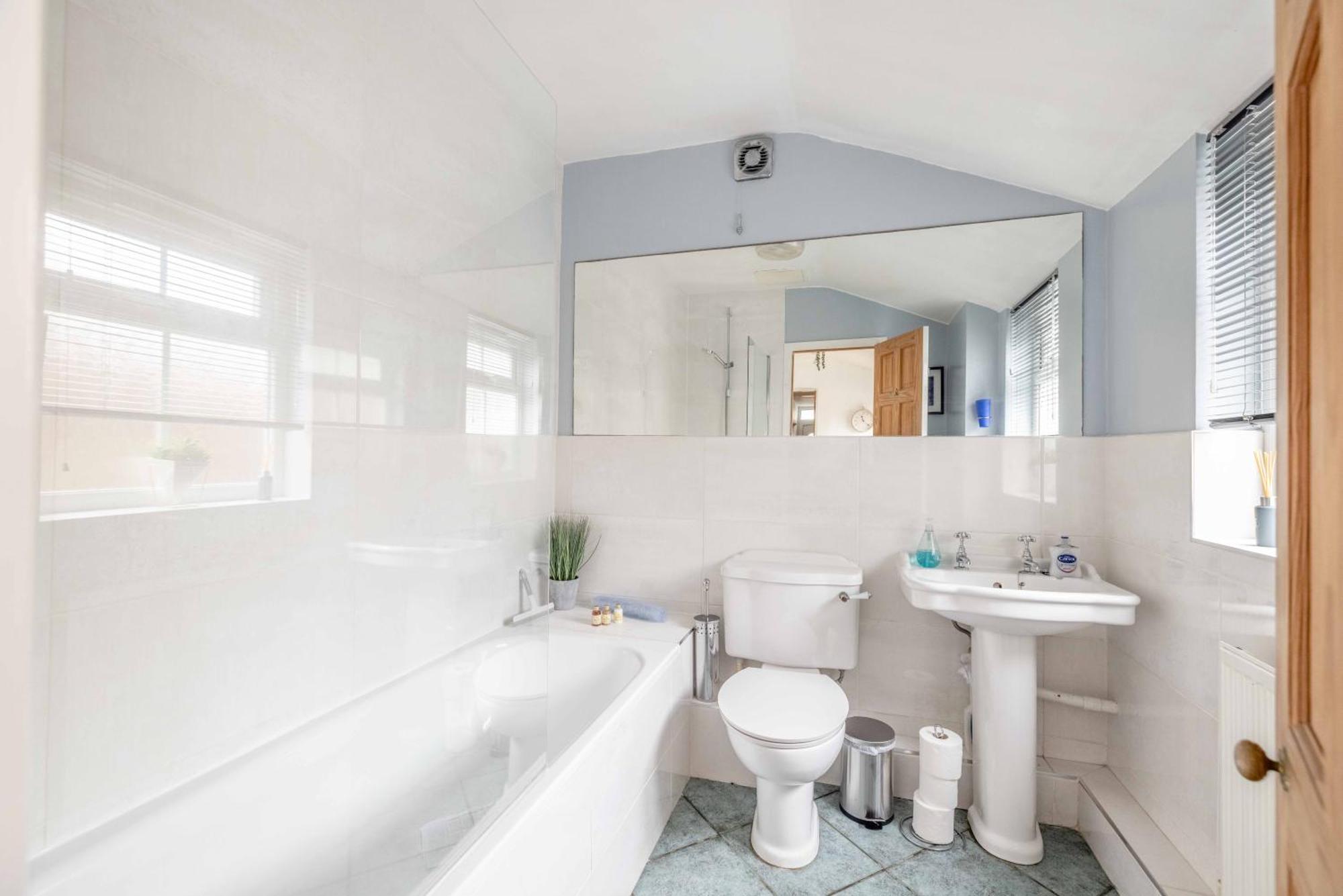 2br Character Minutes From Windsor, Private Garden