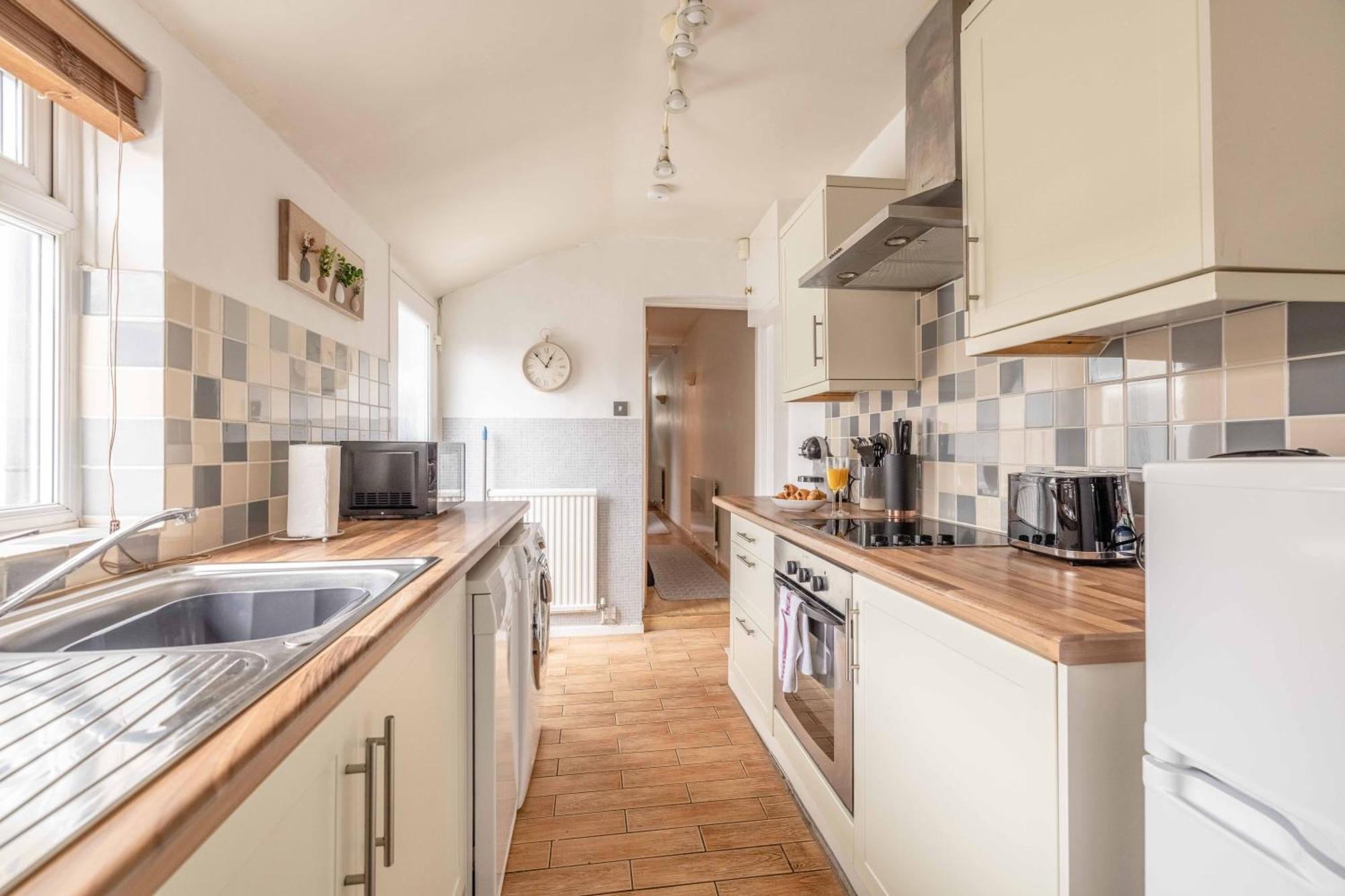 Holiday home 2br Character Minutes From Windsor, Private Garden Windsor