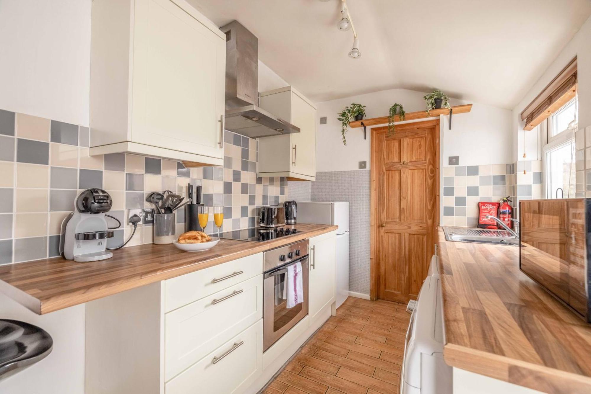 2br Character Minutes From Windsor, Private Garden *