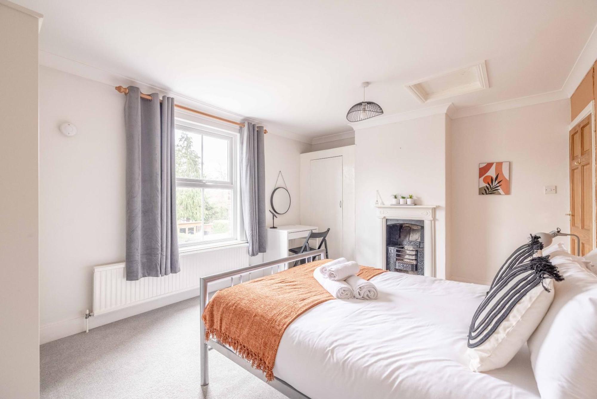 2br Character Minutes From Windsor, Private Garden