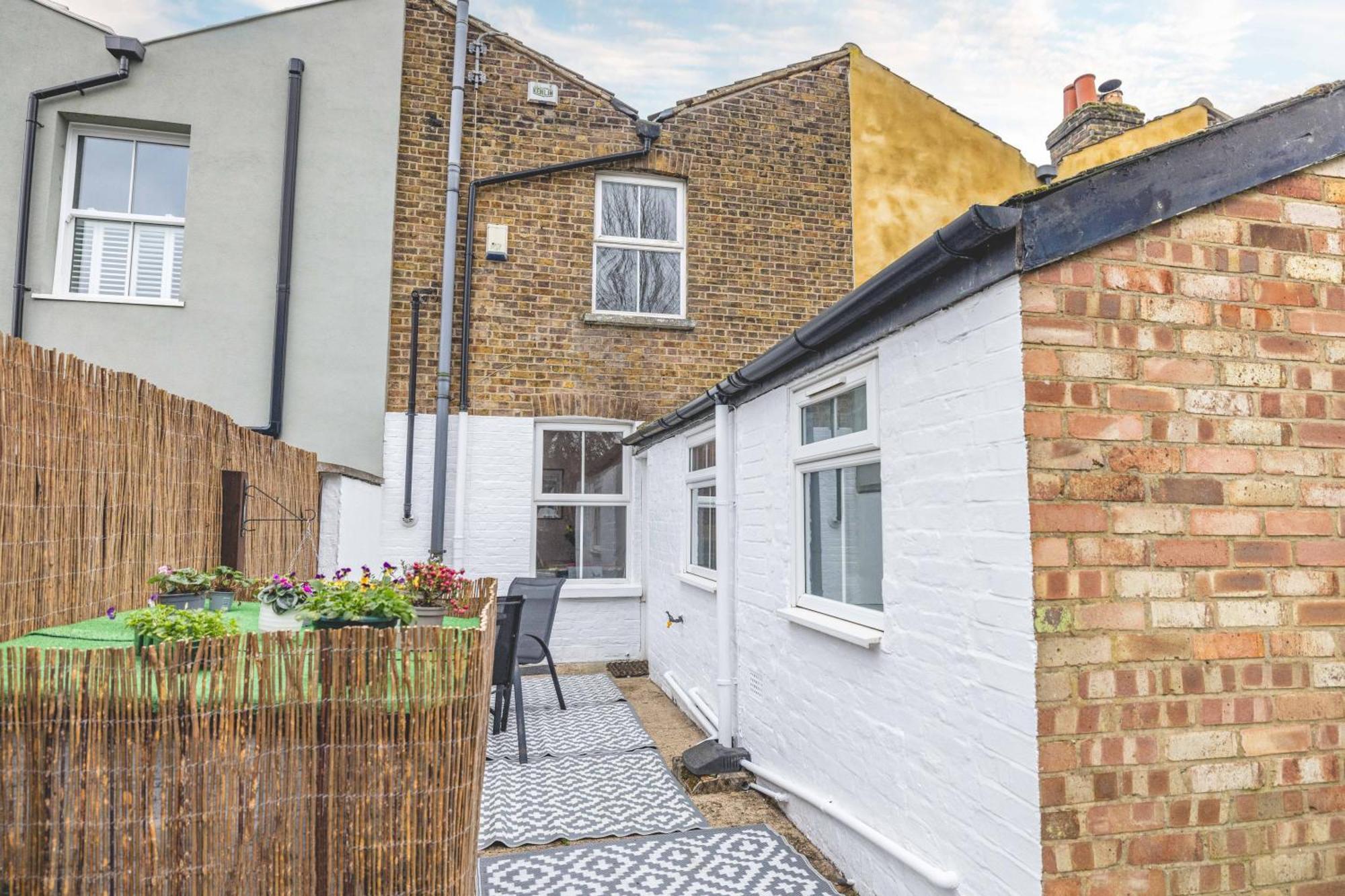 2br Character Minutes From Windsor, Private Garden Windsor