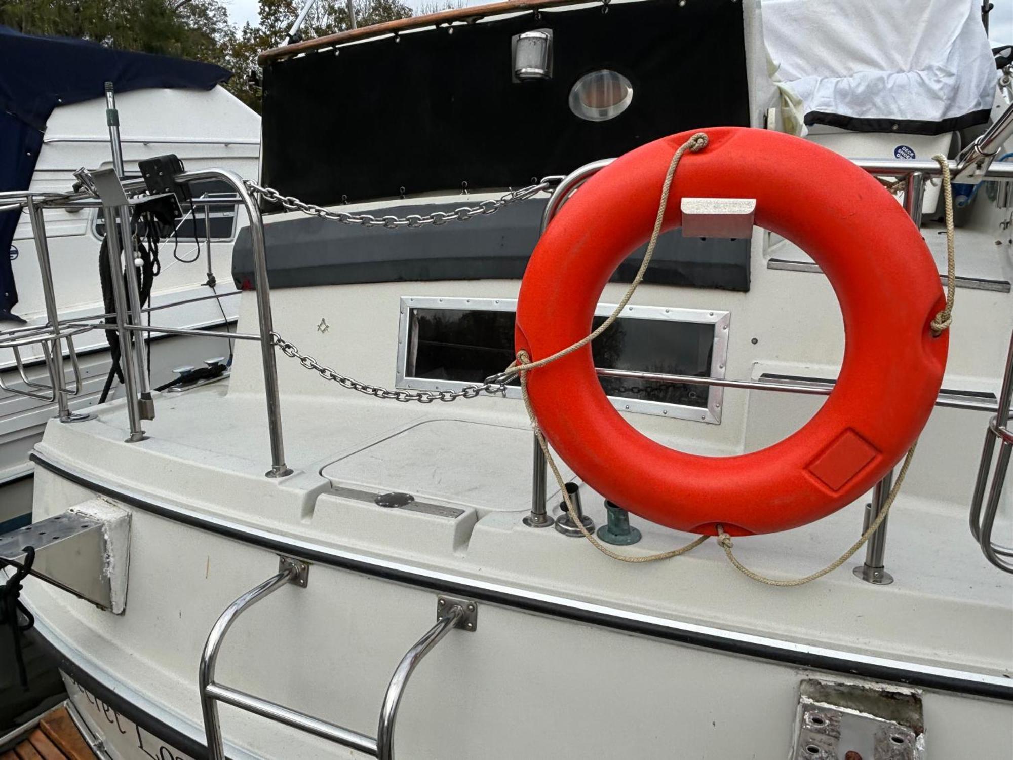Riverside Boat Retreat On The River Thames * Windsor
