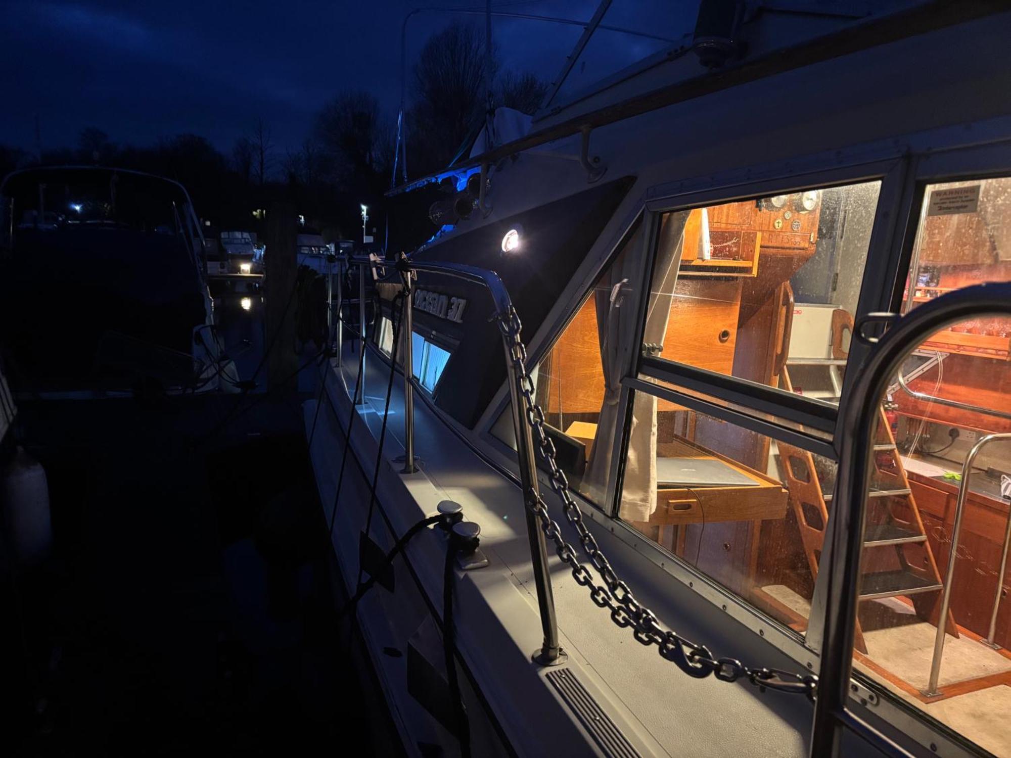 Holiday home Riverside Boat Retreat On The River Thames
