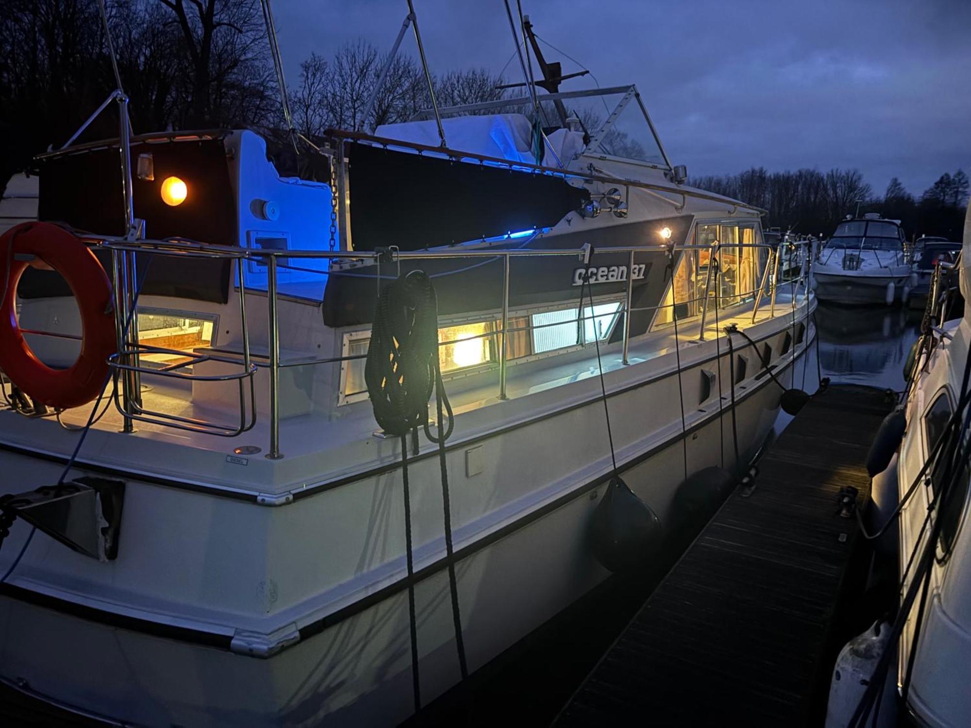 Riverside Boat Retreat On The River Thames Holiday home *