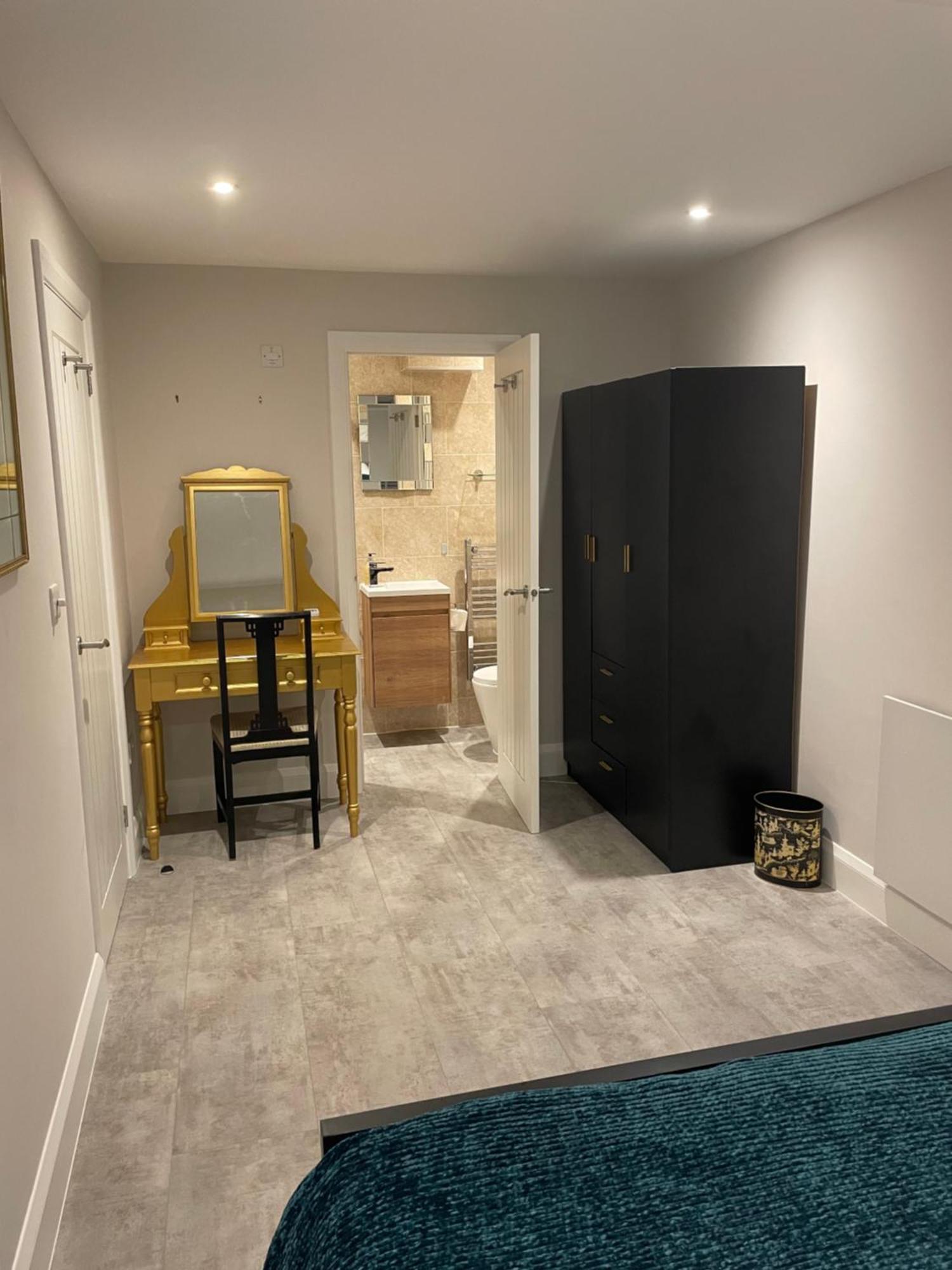 Charm : Spacious 3-bed, Parking & Garden