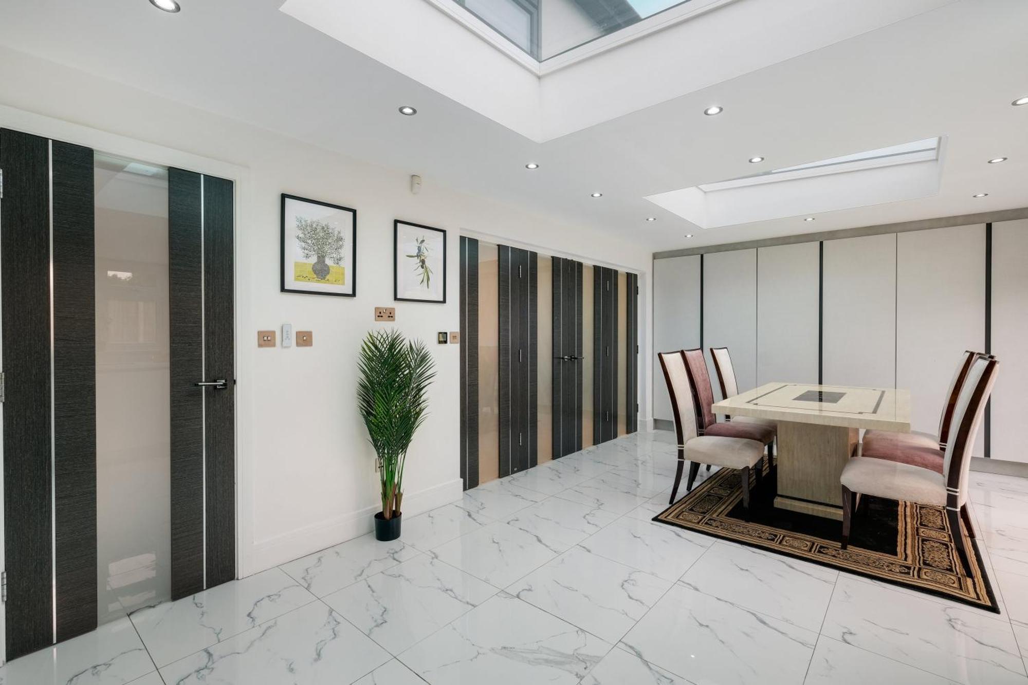 Stunning 5 Bedroom, 3 Bathroom Home In Windsor Holiday home Windsor