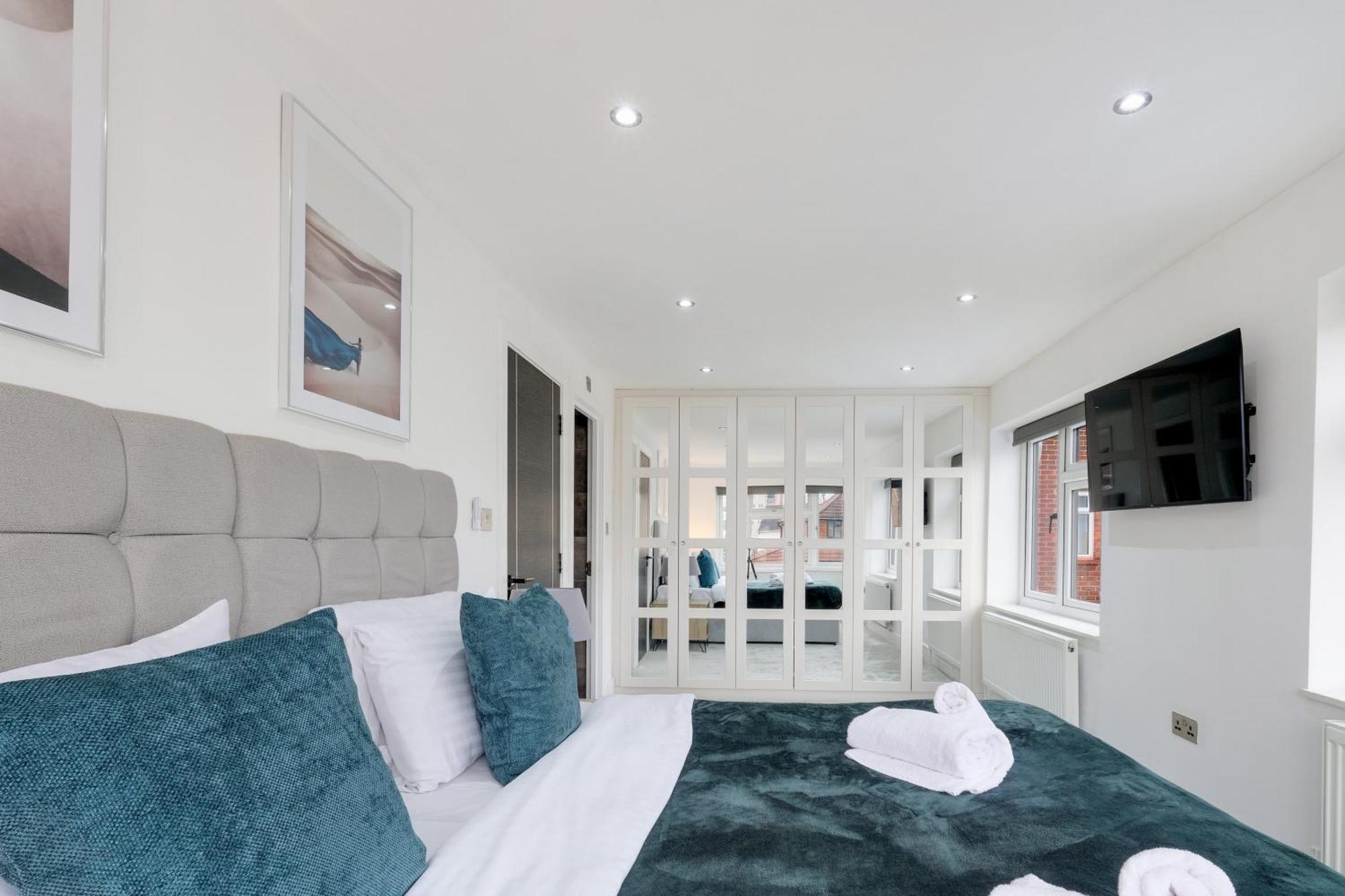 Stunning 5 Bedroom, 3 Bathroom Home In Windsor Windsor