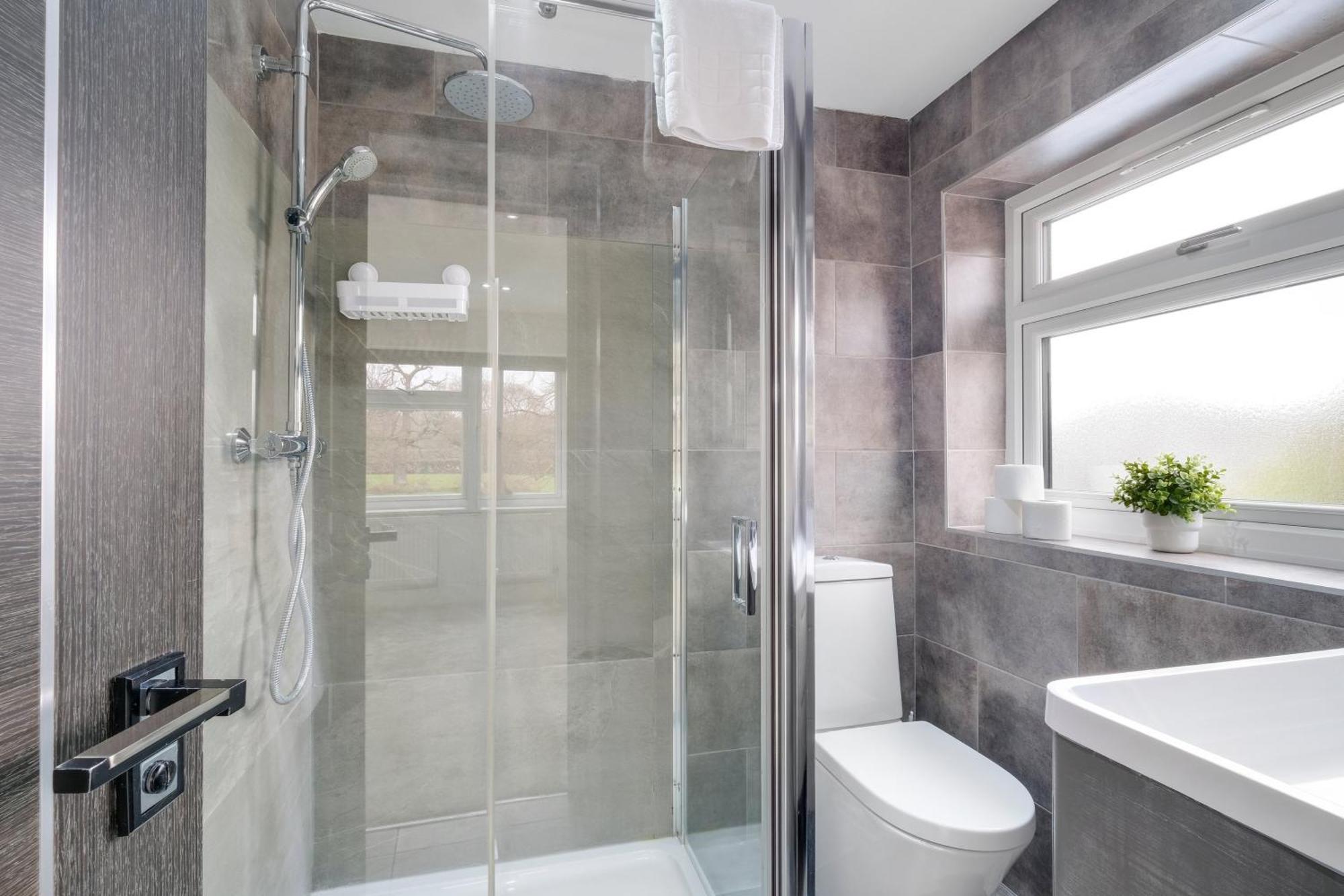 Holiday home Stunning 5 Bedroom, 3 Bathroom Home In Windsor
