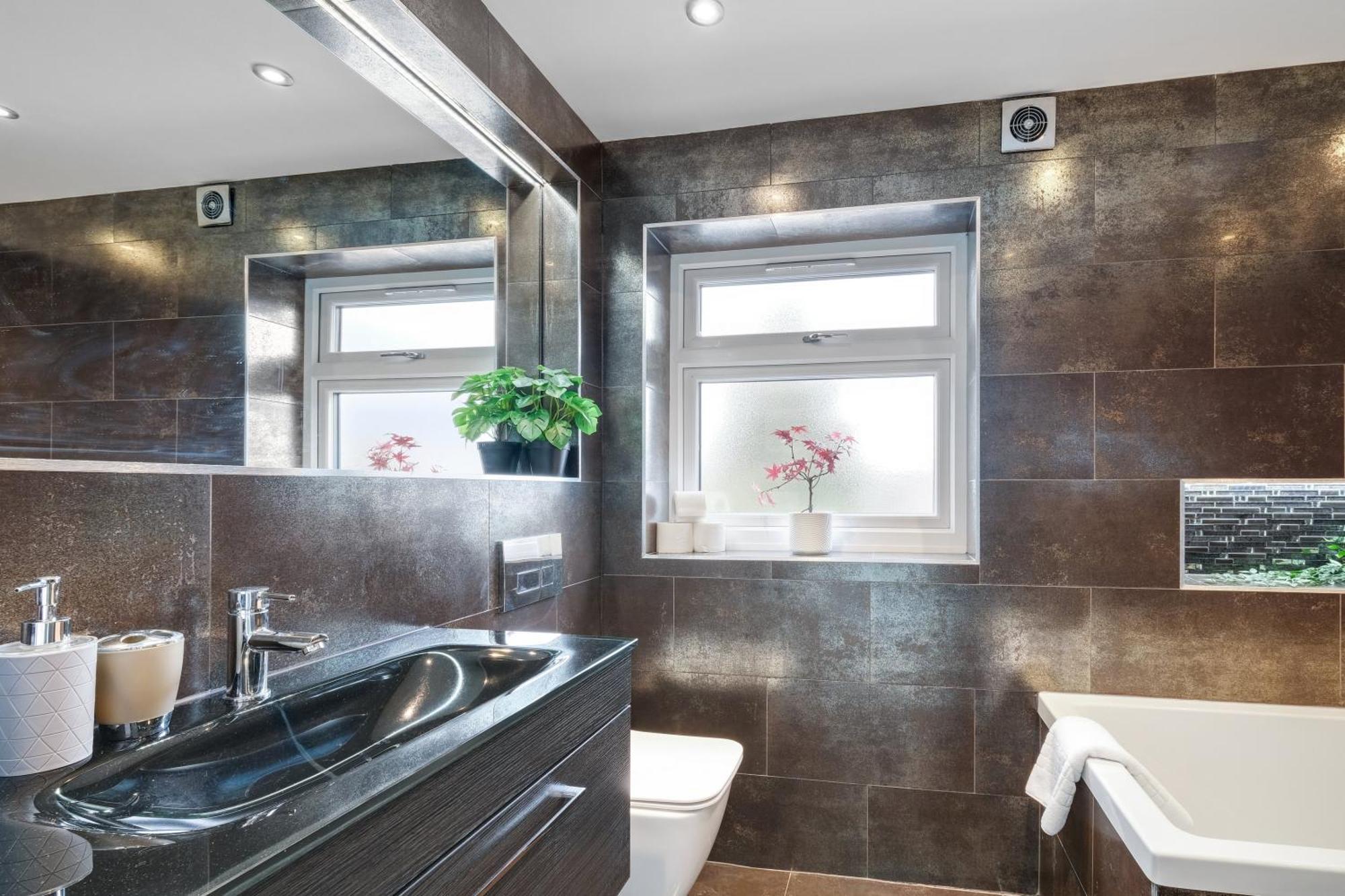 Stunning 5 Bedroom, 3 Bathroom Home In Windsor Holiday home Windsor