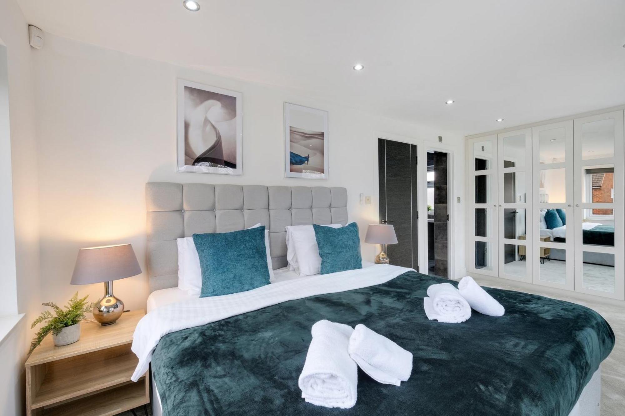 Stunning 5 Bedroom, 3 Bathroom Home In Windsor Holiday home