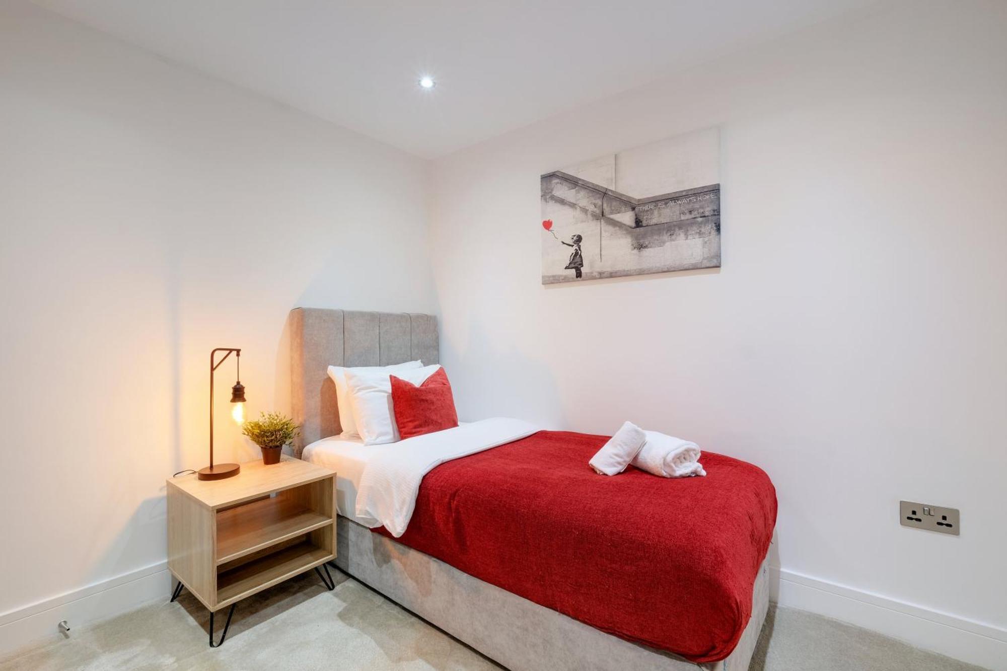 Stunning 5 Bedroom, 3 Bathroom Home In Windsor Holiday home Windsor