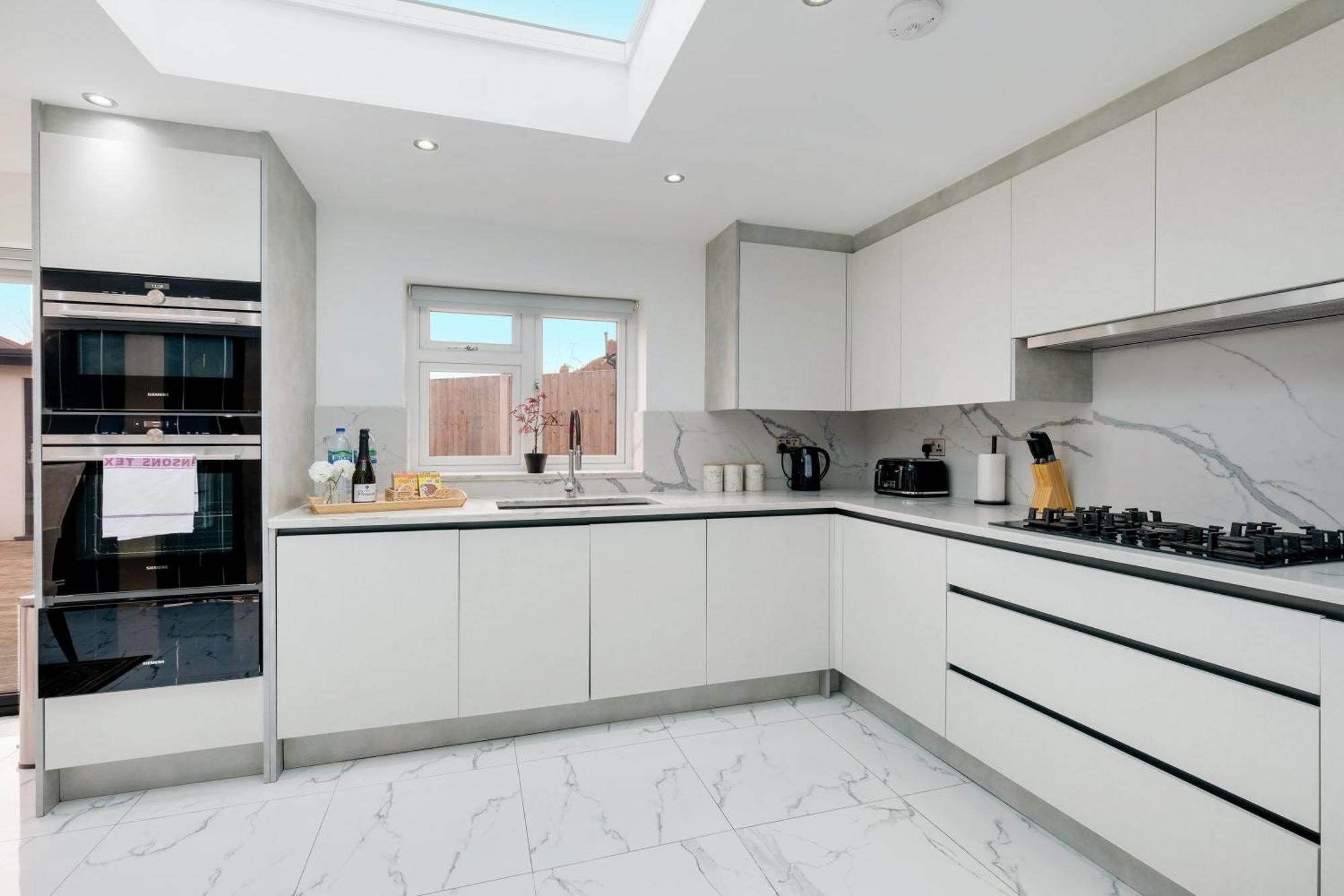 Stunning 5 Bedroom, 3 Bathroom Home In Windsor Holiday home