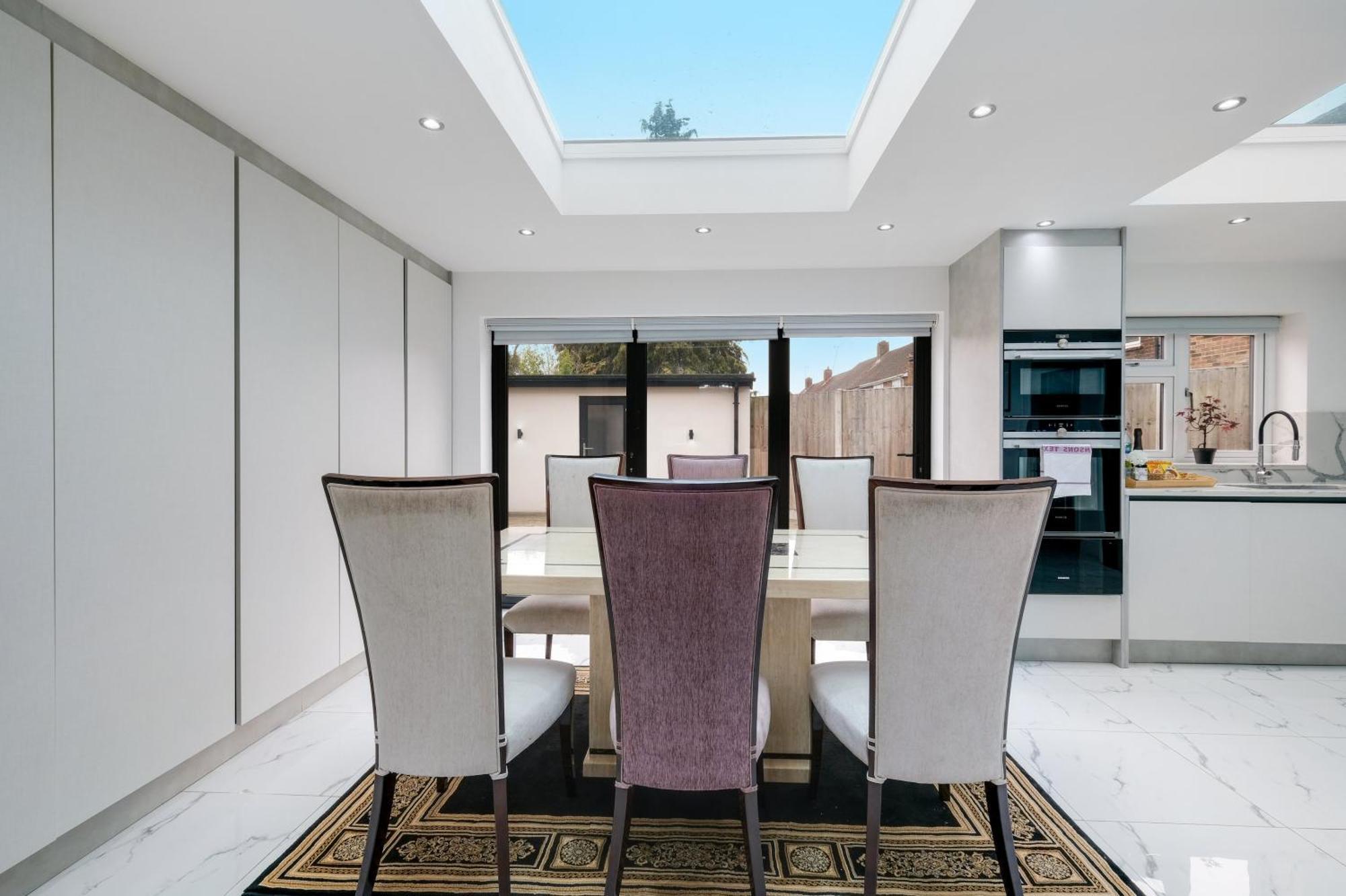 Stunning 5 Bedroom, 3 Bathroom Home In Windsor Holiday home *
