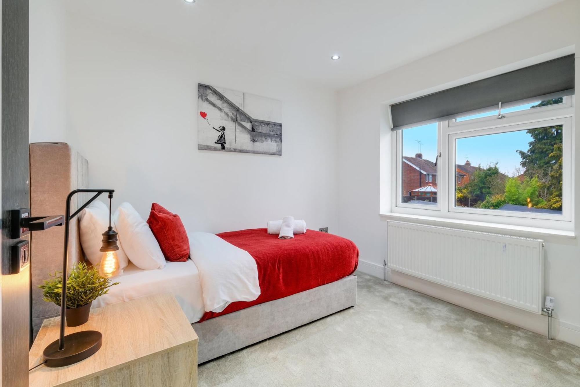 Stunning 5 Bedroom, 3 Bathroom Home In Windsor *