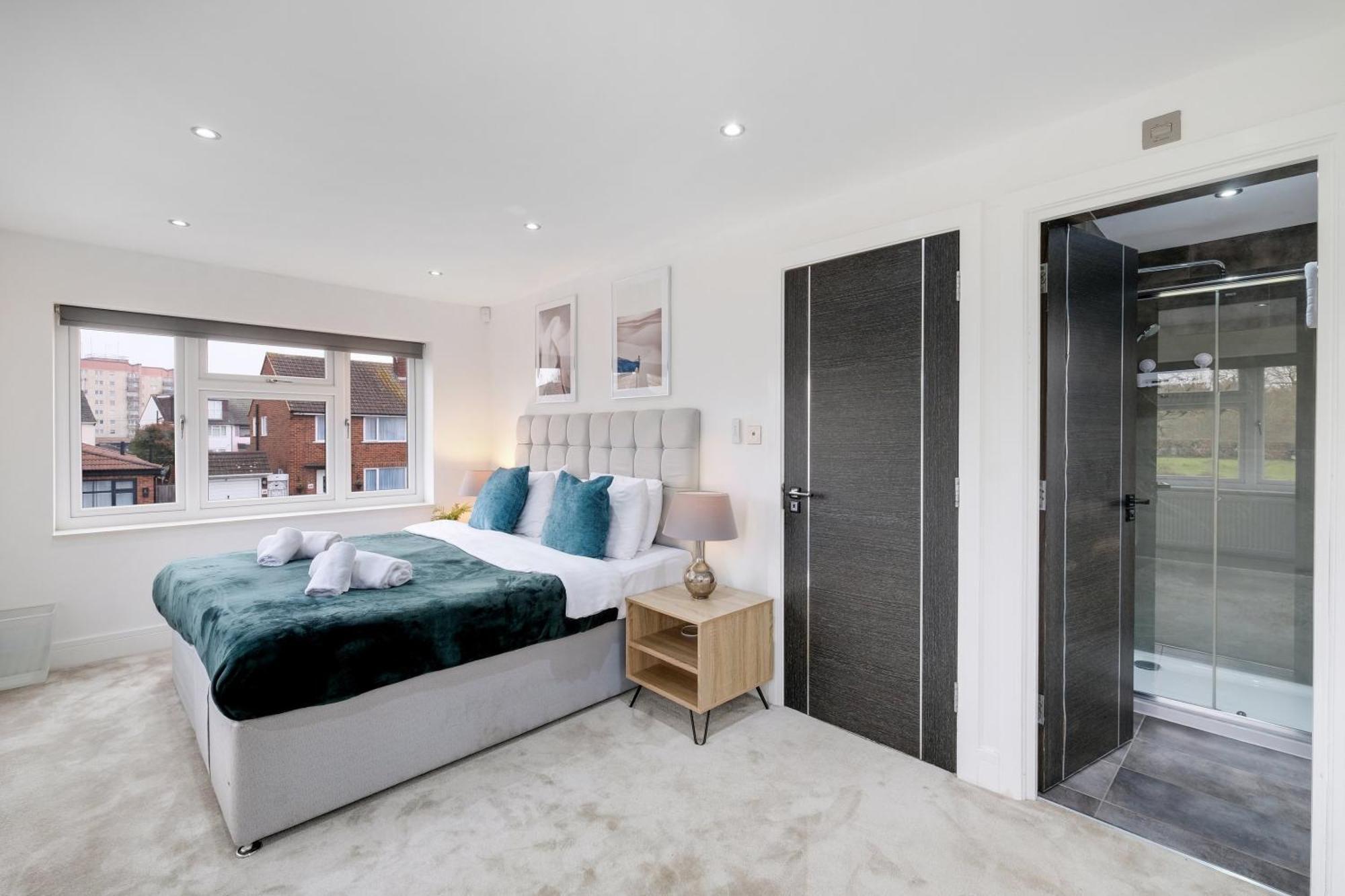 Holiday home Stunning 5 Bedroom, 3 Bathroom Home In Windsor