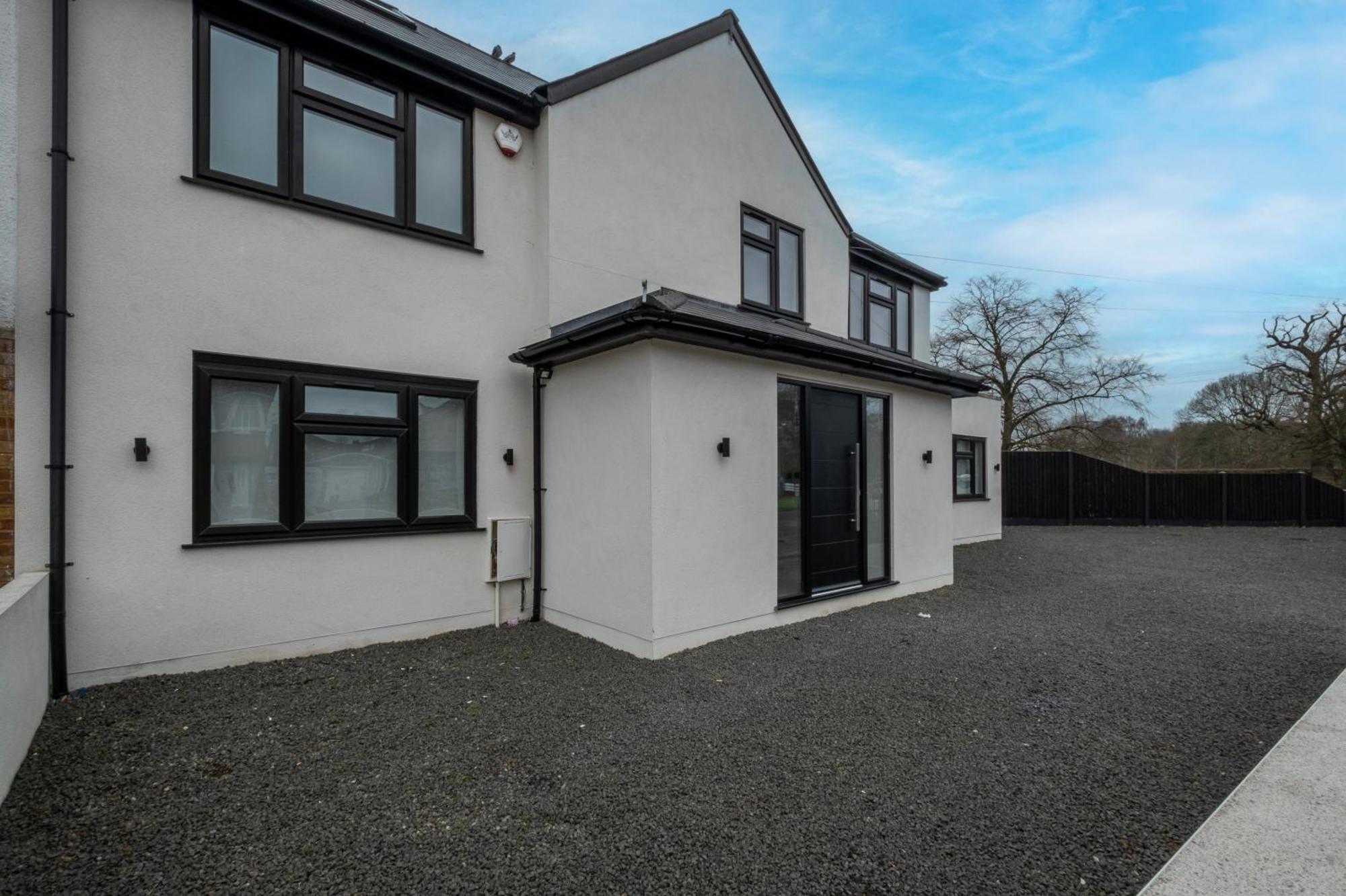 Stunning 5 Bedroom, 3 Bathroom Home In Windsor Holiday home *