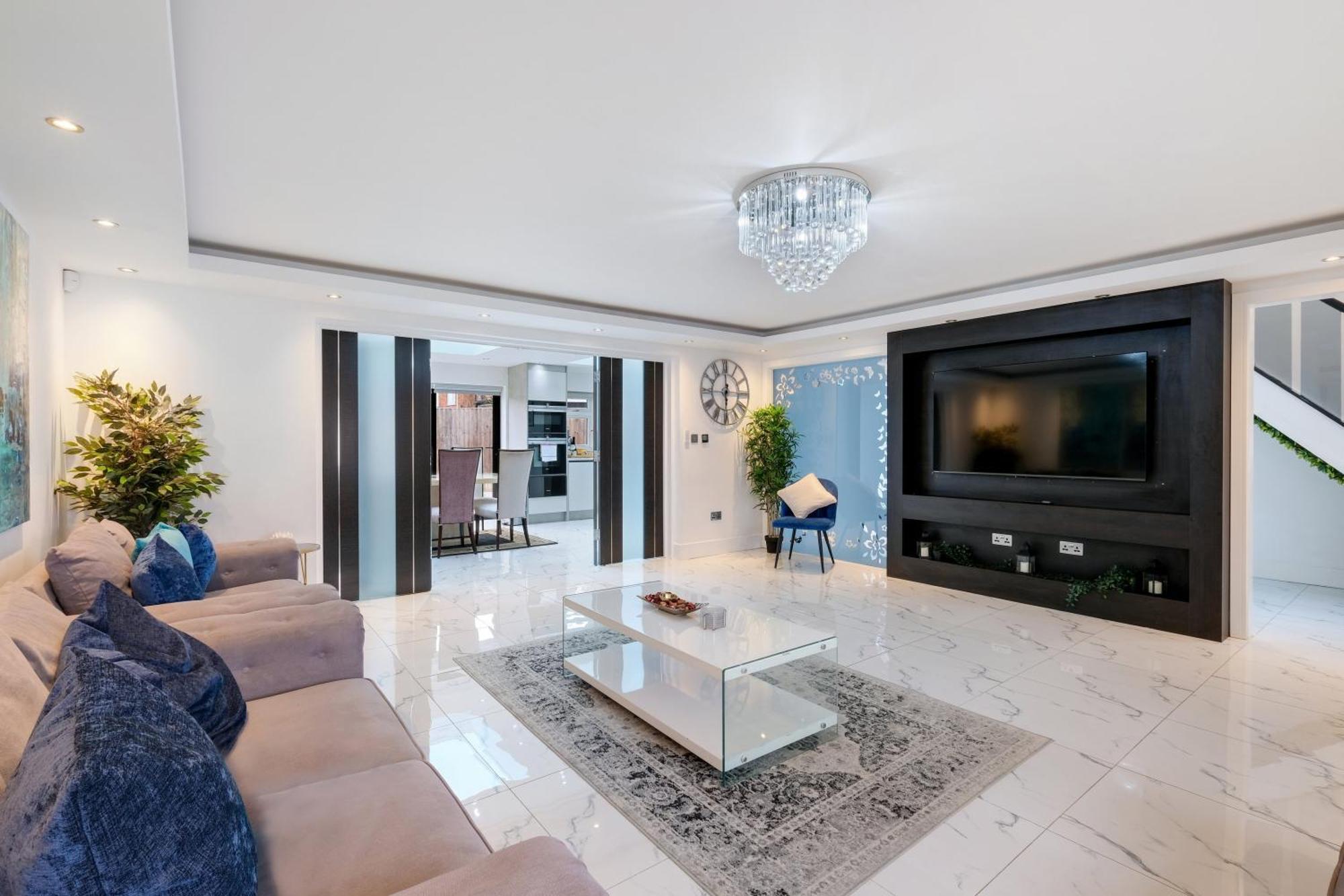 Stunning 5 Bedroom, 3 Bathroom Home In Windsor Holiday home Windsor