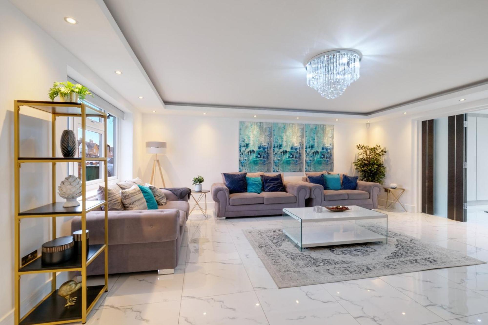 Stunning 5 Bedroom, 3 Bathroom Home In Windsor * Windsor