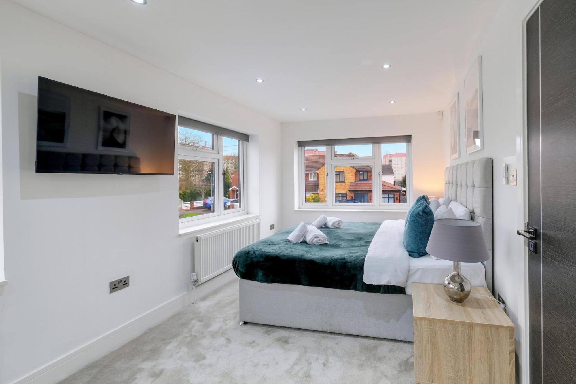 Stunning 5 Bedroom, 3 Bathroom Home In Windsor