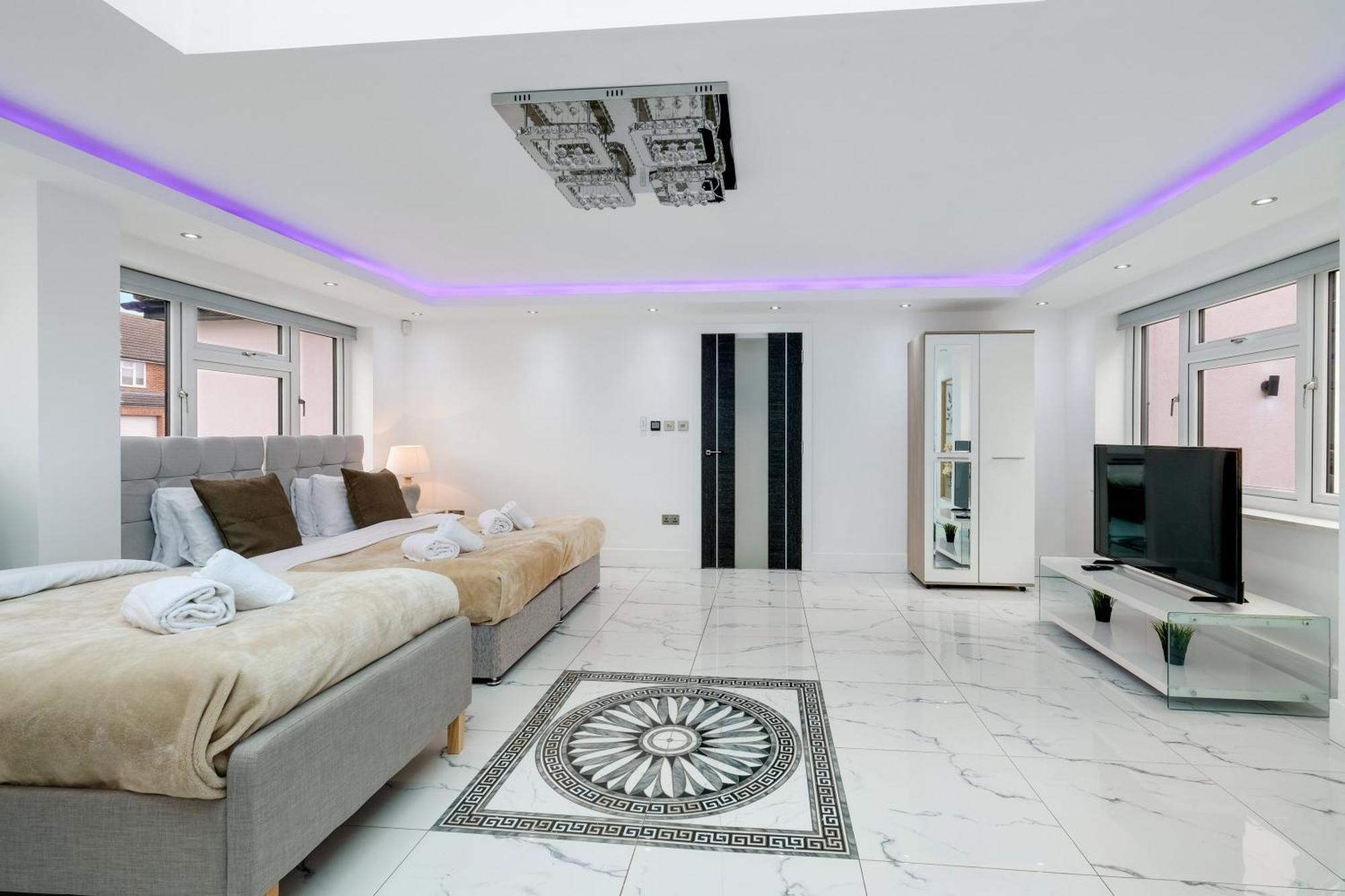 Stunning 5 Bedroom, 3 Bathroom Home In Windsor Holiday home