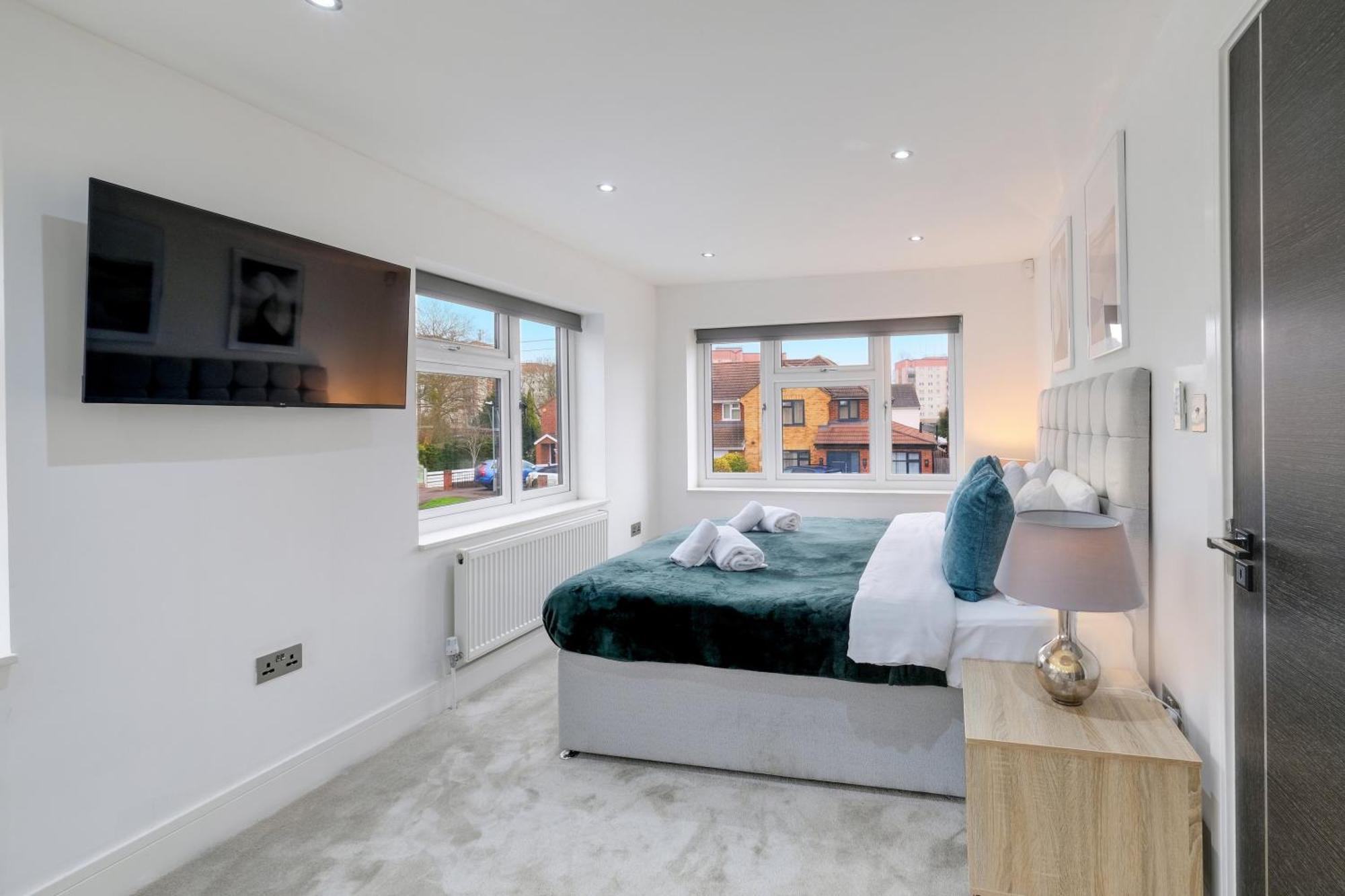 Stunning 5 Bedroom, 3 Bathroom Home In Windsor Windsor