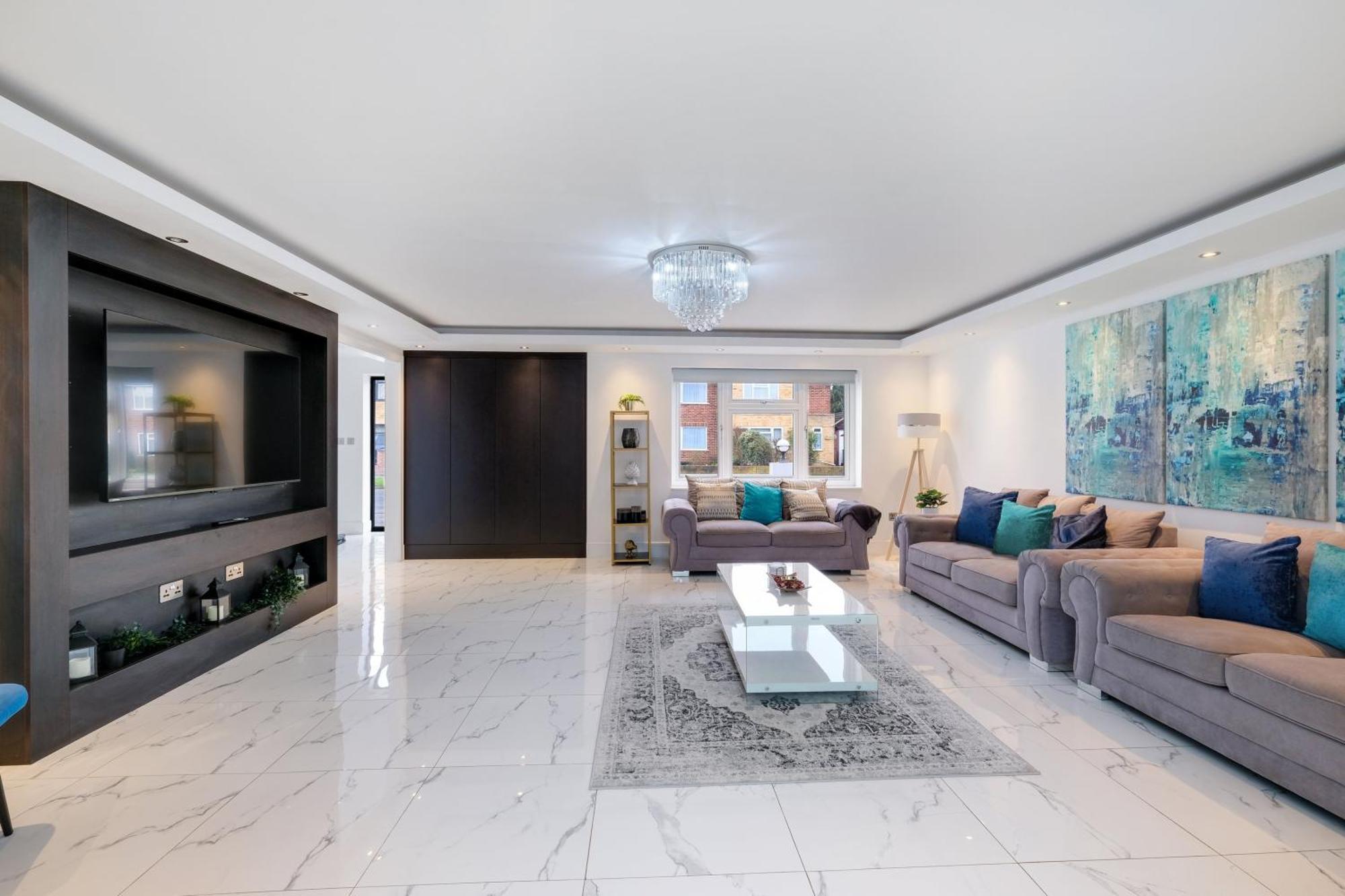 Stunning 5 Bedroom, 3 Bathroom Home In Windsor