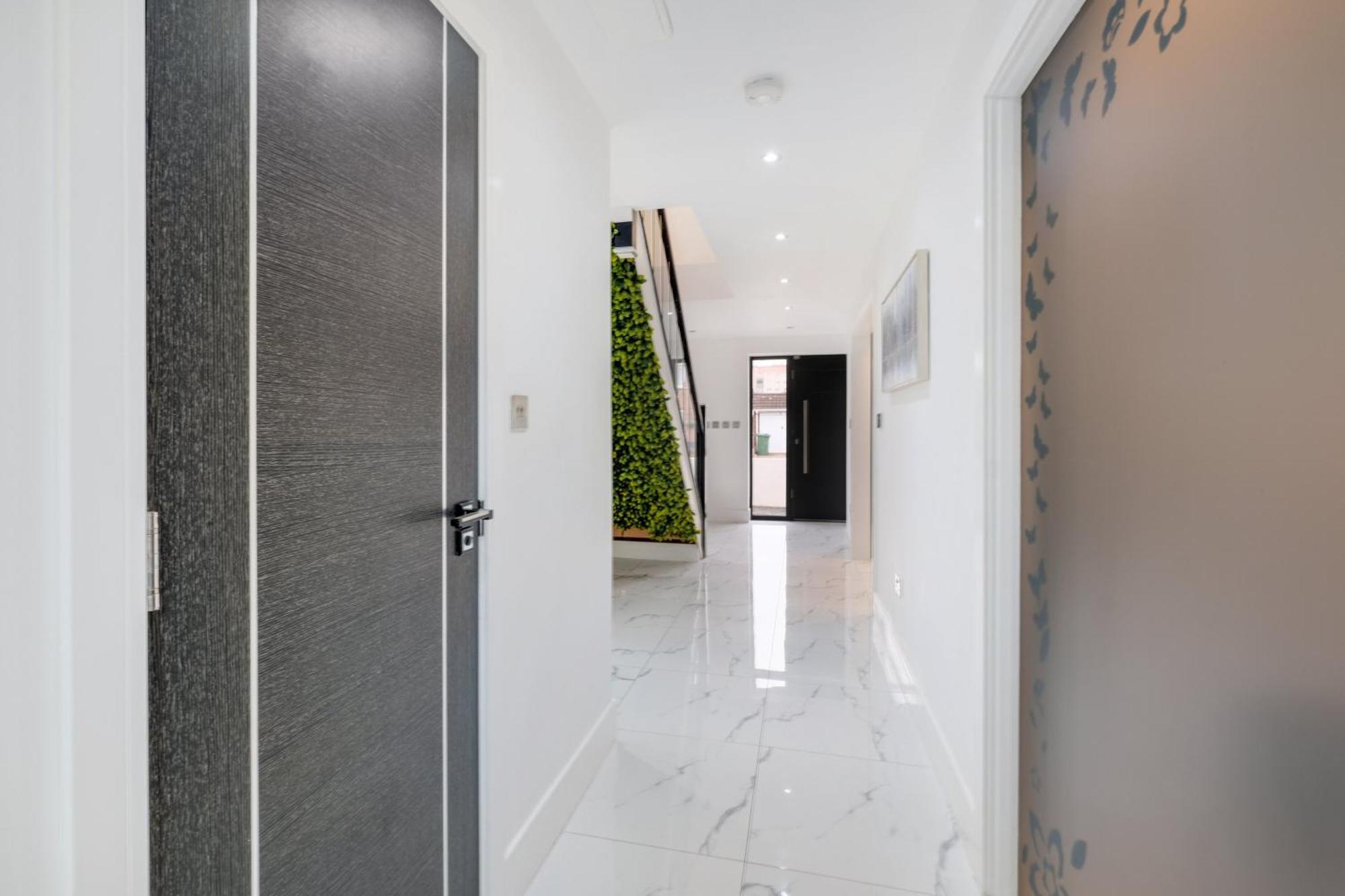 Stunning 5 Bedroom, 3 Bathroom Home In Windsor Holiday home