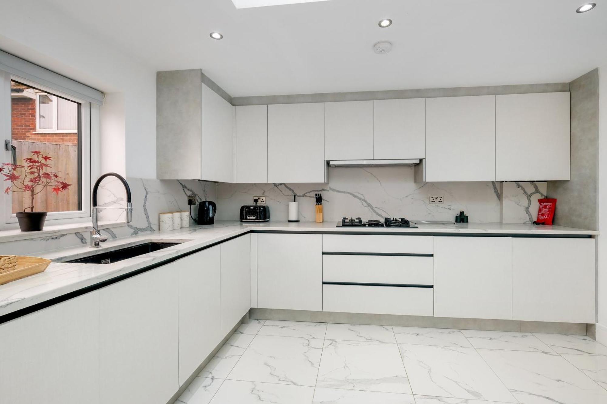 Holiday home Stunning 5 Bedroom, 3 Bathroom Home In Windsor Windsor