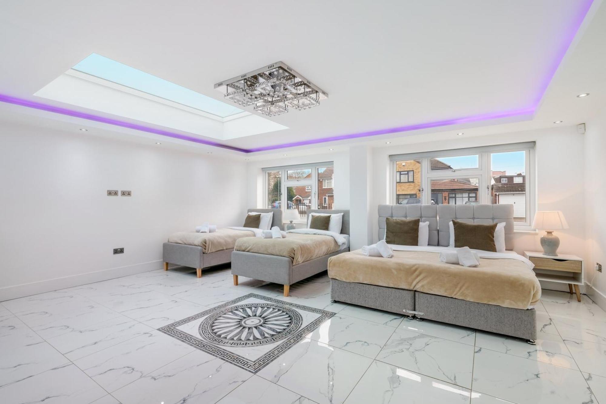 Stunning 5 Bedroom, 3 Bathroom Home In Windsor * Windsor