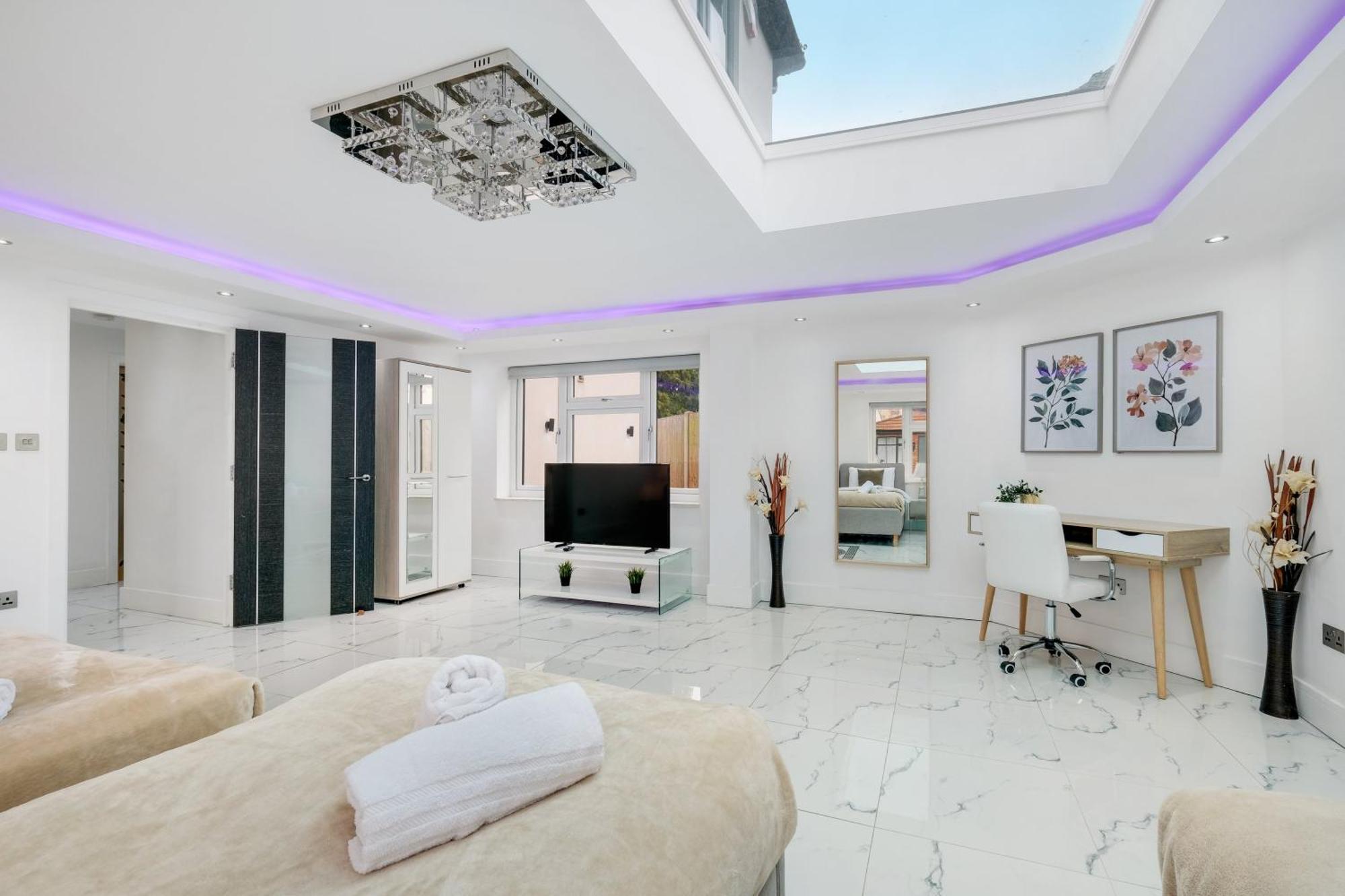 Stunning 5 Bedroom, 3 Bathroom Home In Windsor Holiday home Windsor