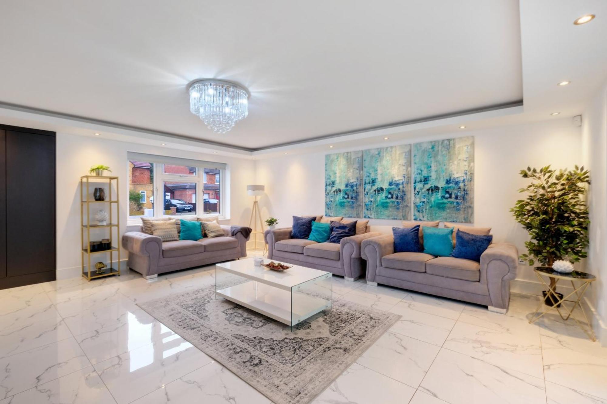 Stunning 5 Bedroom, 3 Bathroom Home In Windsor Holiday home