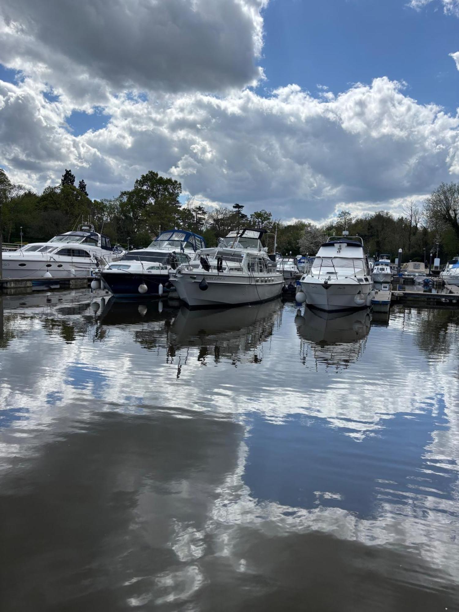 Holiday home Riverside Boat Retreat On The River Thames Windsor