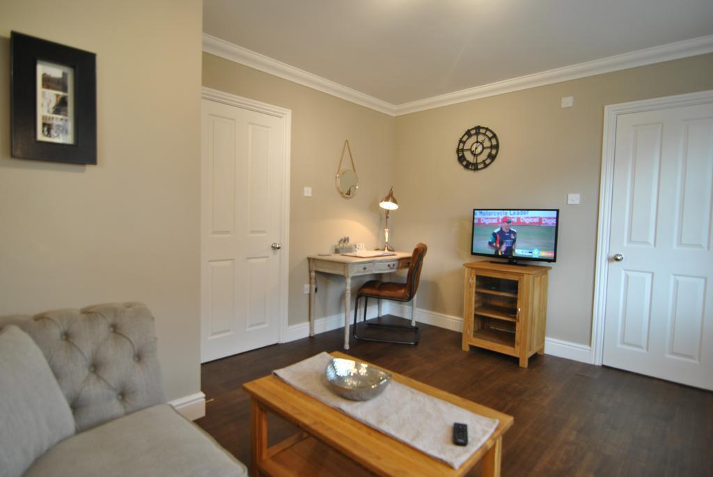 Lord Raglan House One Bedroom With Parking Apartment *