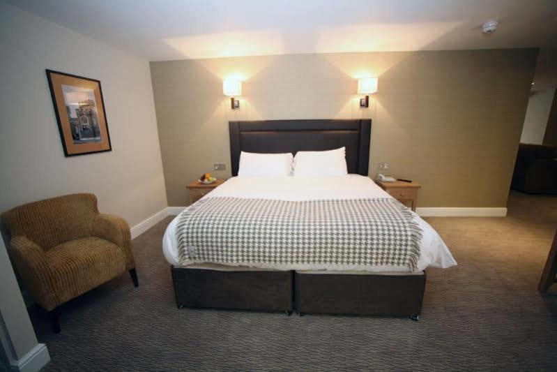 Clarion Collection Harte & Garter & 4*